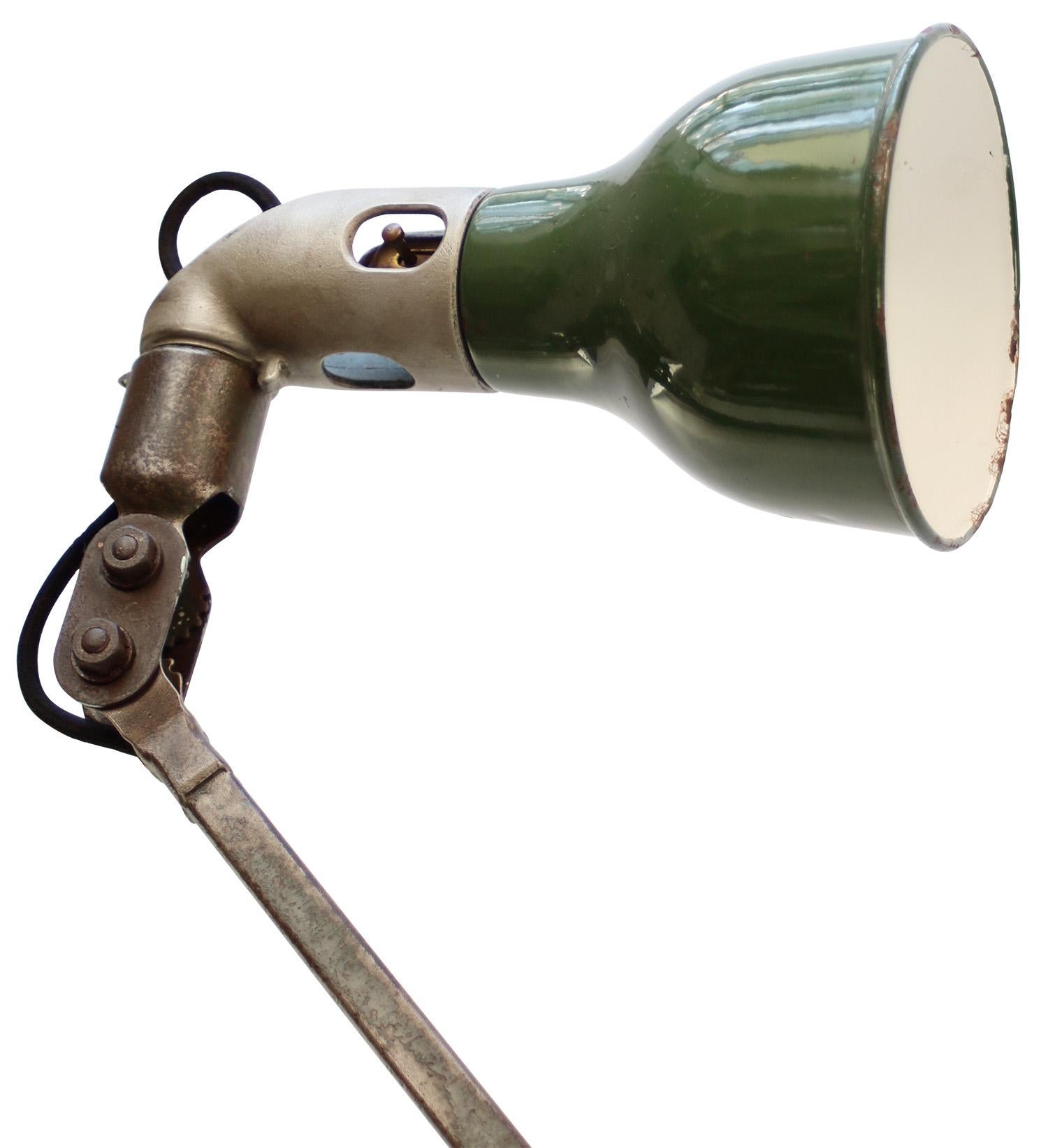 1930s Green enamel, cast iron industrial 2 arm machinist work light by MEK ELEK, UK
adjustable in height and angle
including plug and switch

Diameter base 13.5 cm

B22 bulb holder

Weight: 4.00 kg / 8.8 lb

Priced per individual item. All