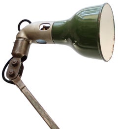 Lampe de bureau industrielle vintage à 2 bras en métal vert et laiton par Mek Elek
