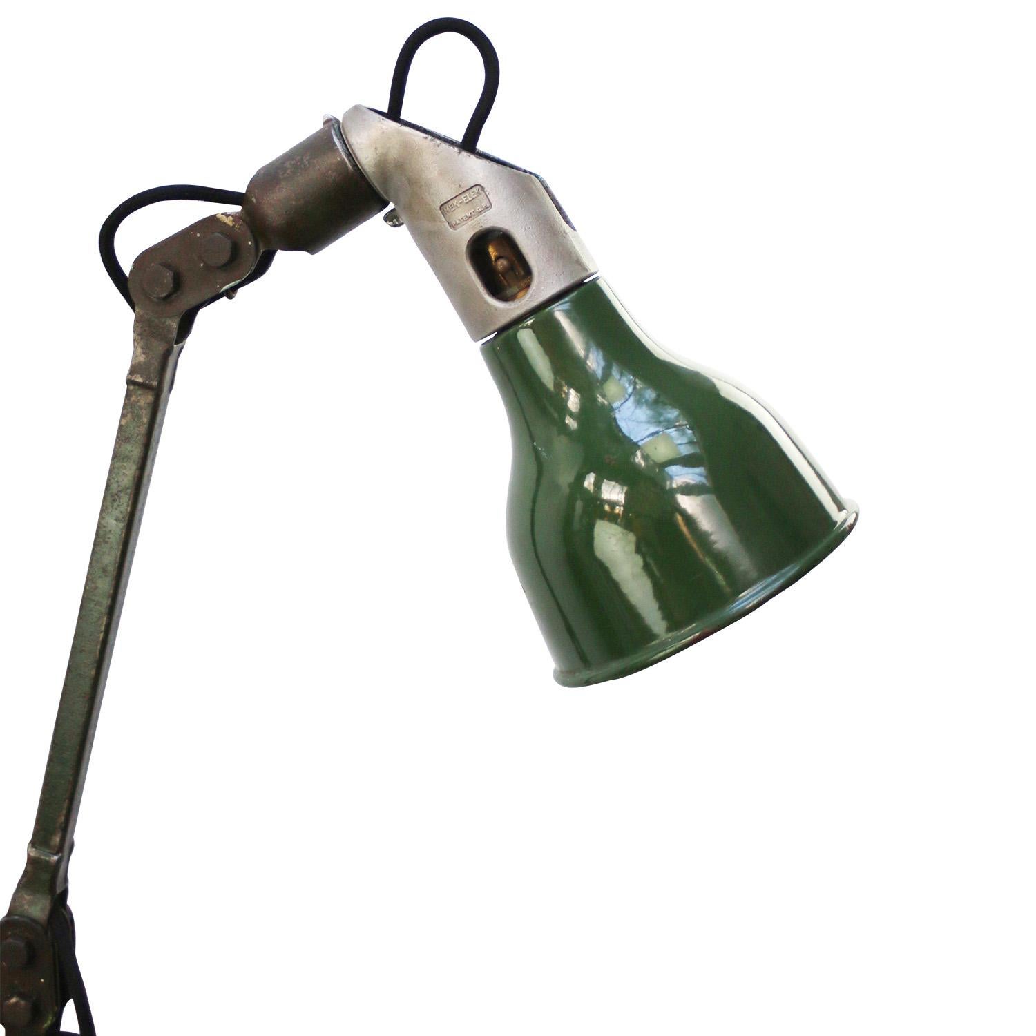 Industriel Lampe de bureau industrielle vintage à 2 bras en métal vert et laiton par Mek Elek en vente