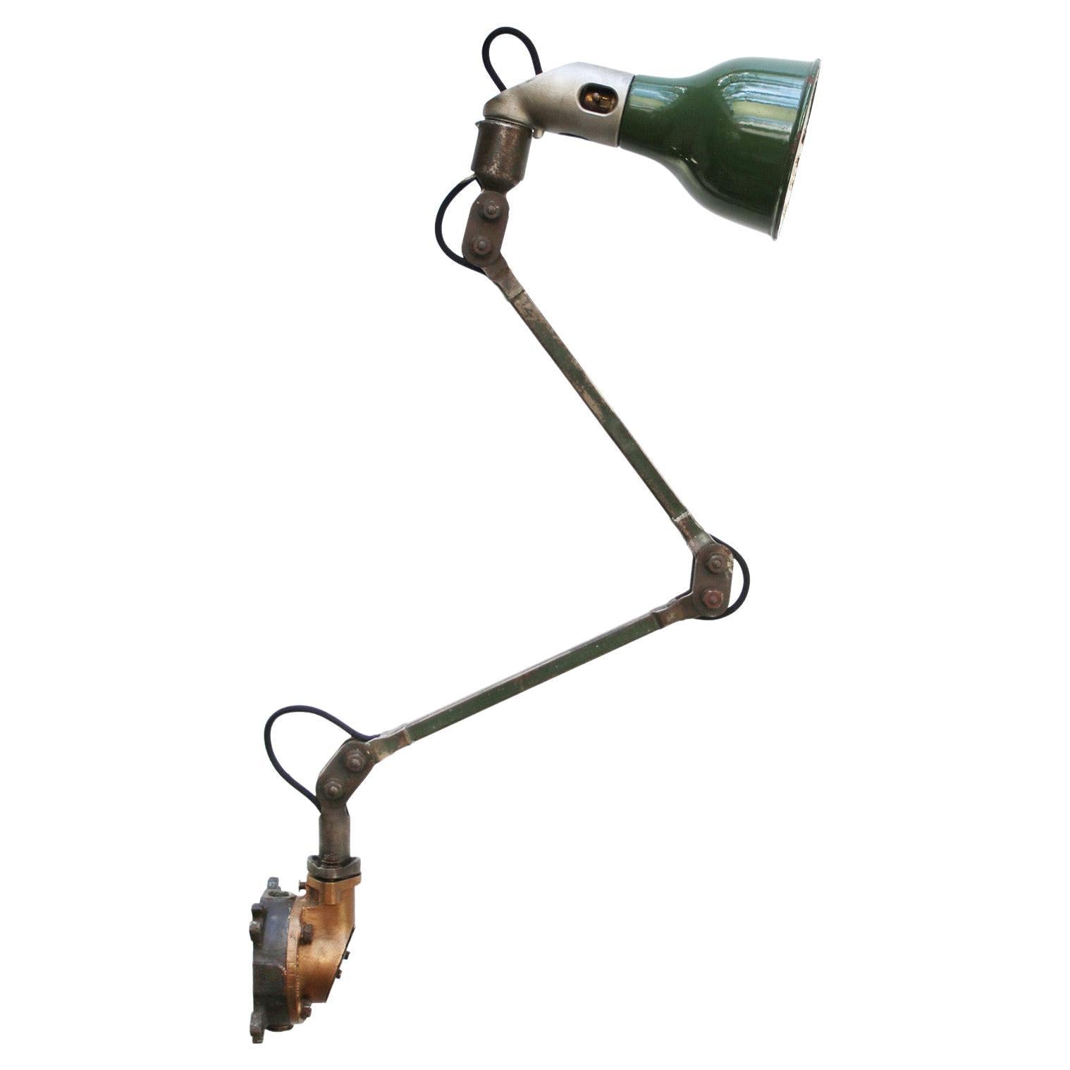Lampe de bureau industrielle vintage à 2 bras en métal vert et laiton par Mek Elek en vente