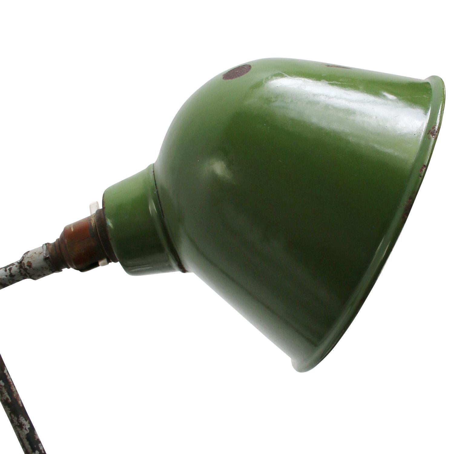 1930s Green enamel, cast iron industrial 2 arm machinist work light by DUGDILLS, UK
adjustable in height and angle
including plug and switch

Width as pictured : 80 cm

Wall base size diameter : 8.8 cm

B22 bulb holder

Priced per