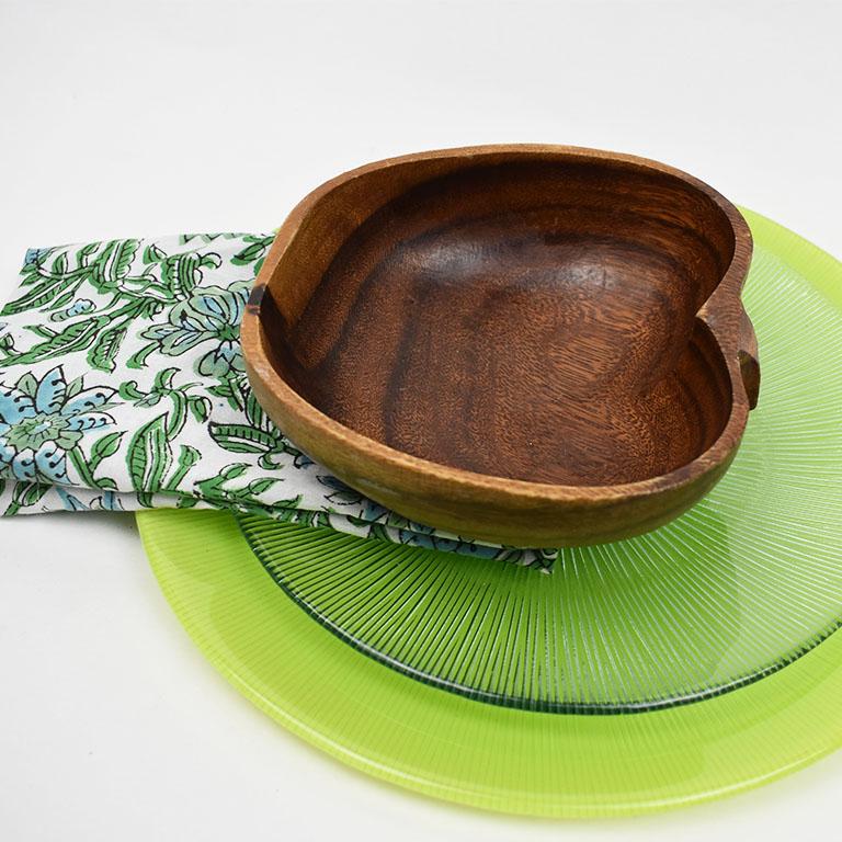 20th Century Green 3-Piece Dinner Place Setting of Monkeywood Bowl, Napkin, Plates, Set of 4 For Sale