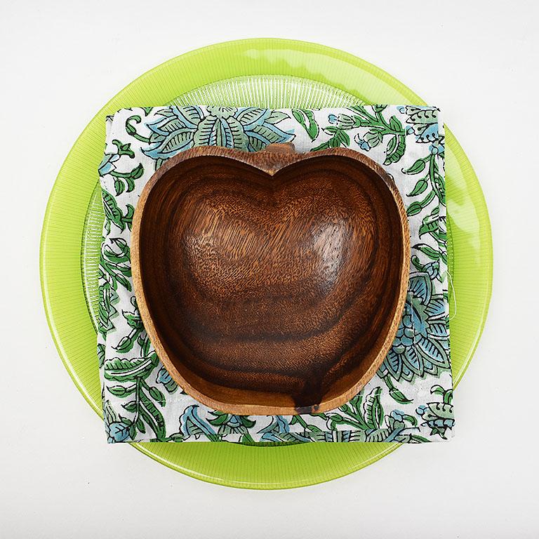Grünes 3-teiliges Tafelset aus Affenholzschale, Servierplatte, Tellern, 4er-Set im Angebot 1