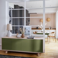 Grünes 4-türiges, niedriges Sideboard-Design Eric Gizard Paris – handgefertigt in Frankreich