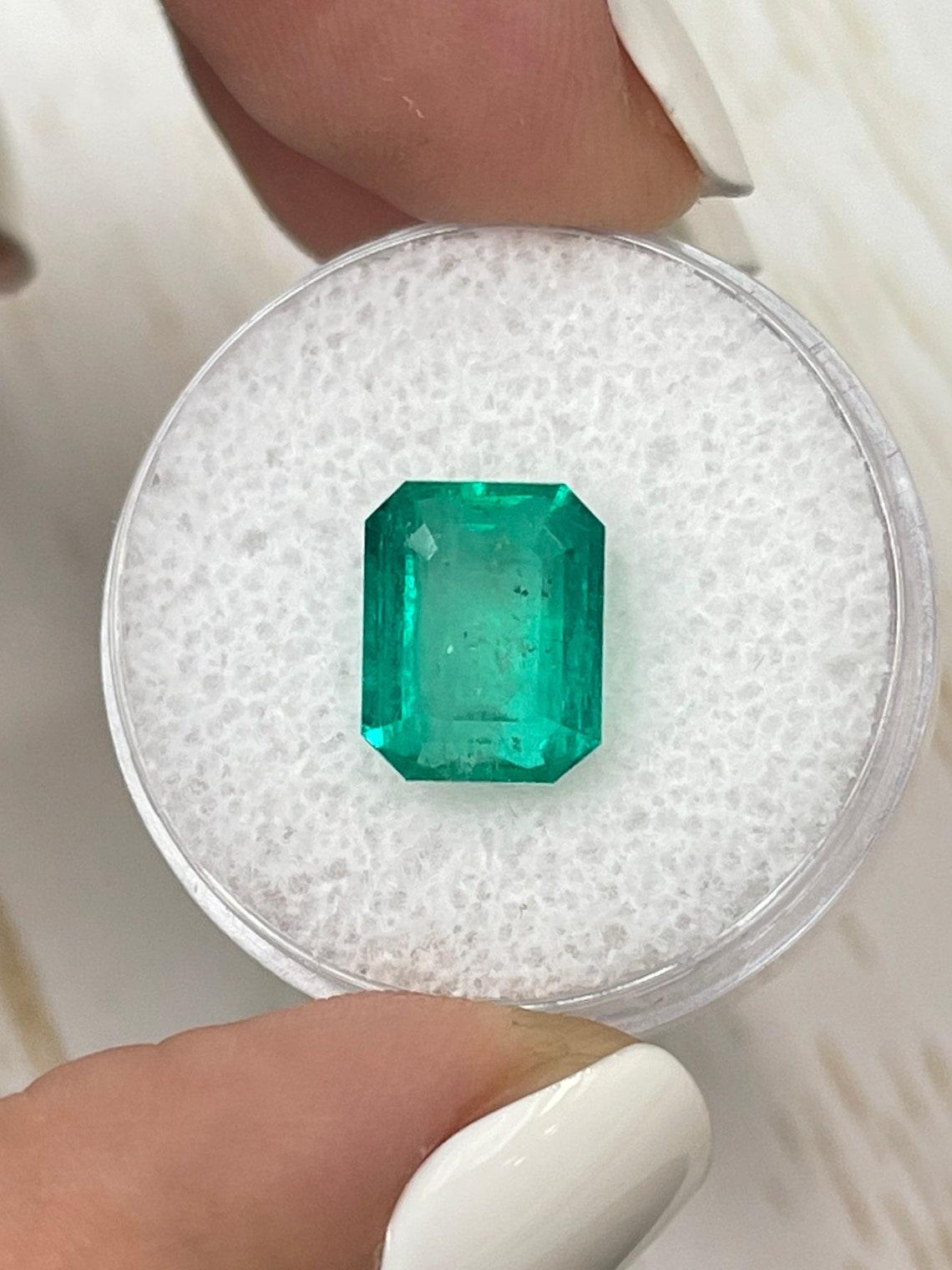 Piedra: Esmeralda
Peso: 5,11 quilates
Forma: Corte Esmeralda
Claridad: Transparente
Lustre: Muy bueno
Color: Verde
Medidas: 10,33 mm x 8,32 mm x 7,02 mm
Origen geográfico: Colombia
Tratamiento: Natural, Engrasado

Observaciones: Debido a sus