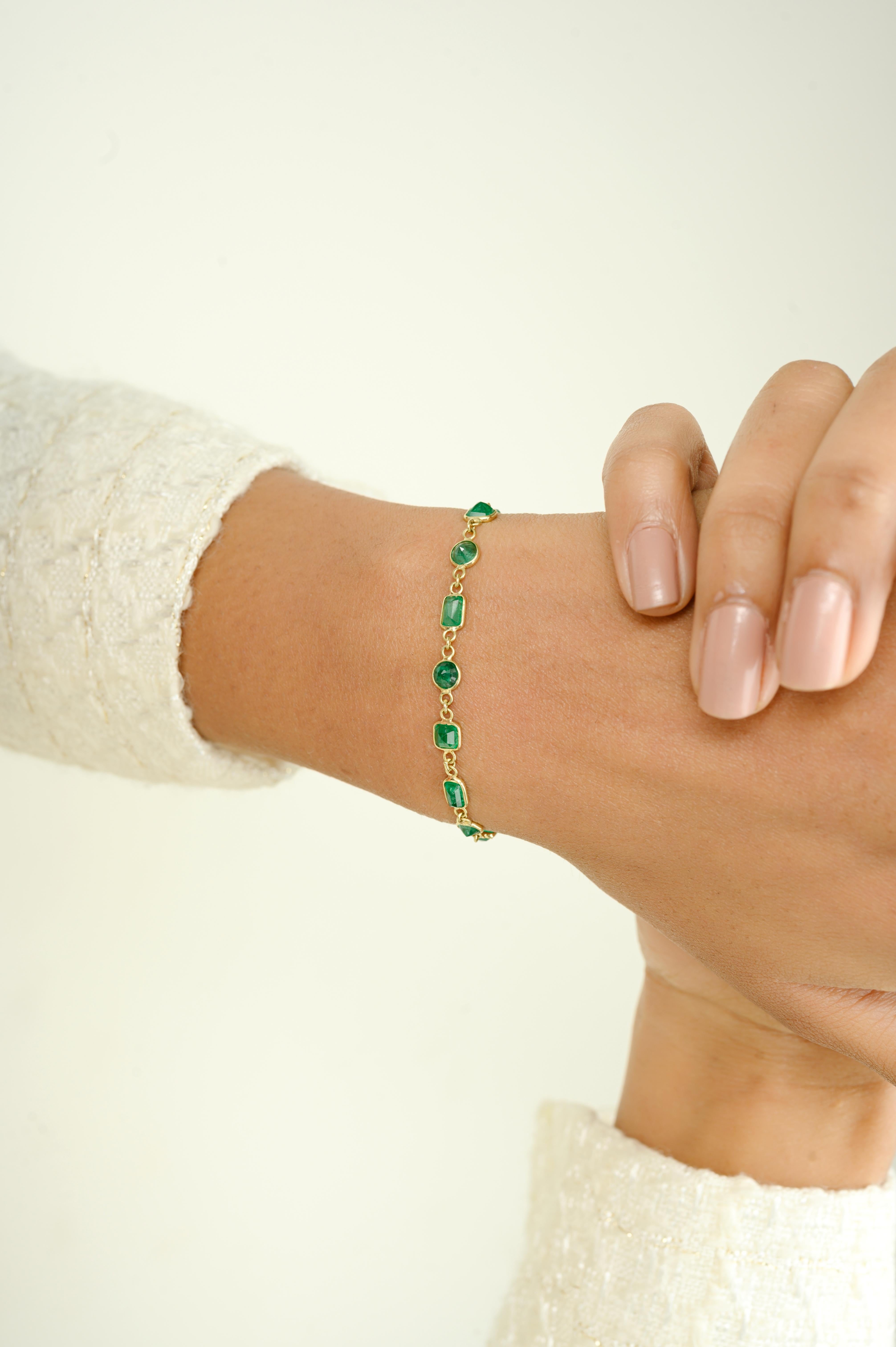 Mixed Cut Green 5.88 CT Emerald Stackable Chain Bracelet in 14k Yellow Gold Gift for Her For Sale