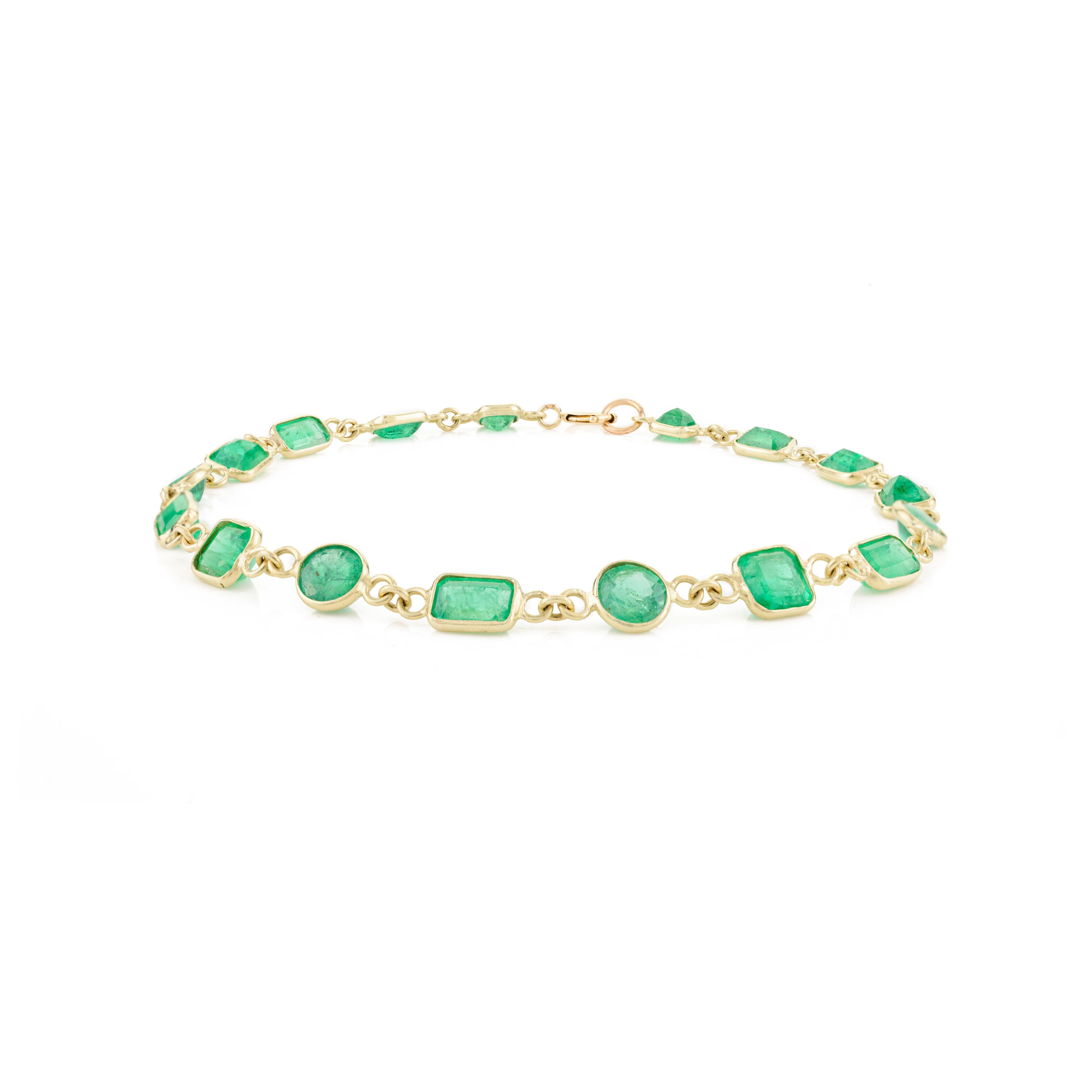 Green 5.88 CT Emerald Stackable Chain Bracelet in 14k Yellow Gold Gift for Her In New Condition For Sale In New York, NY