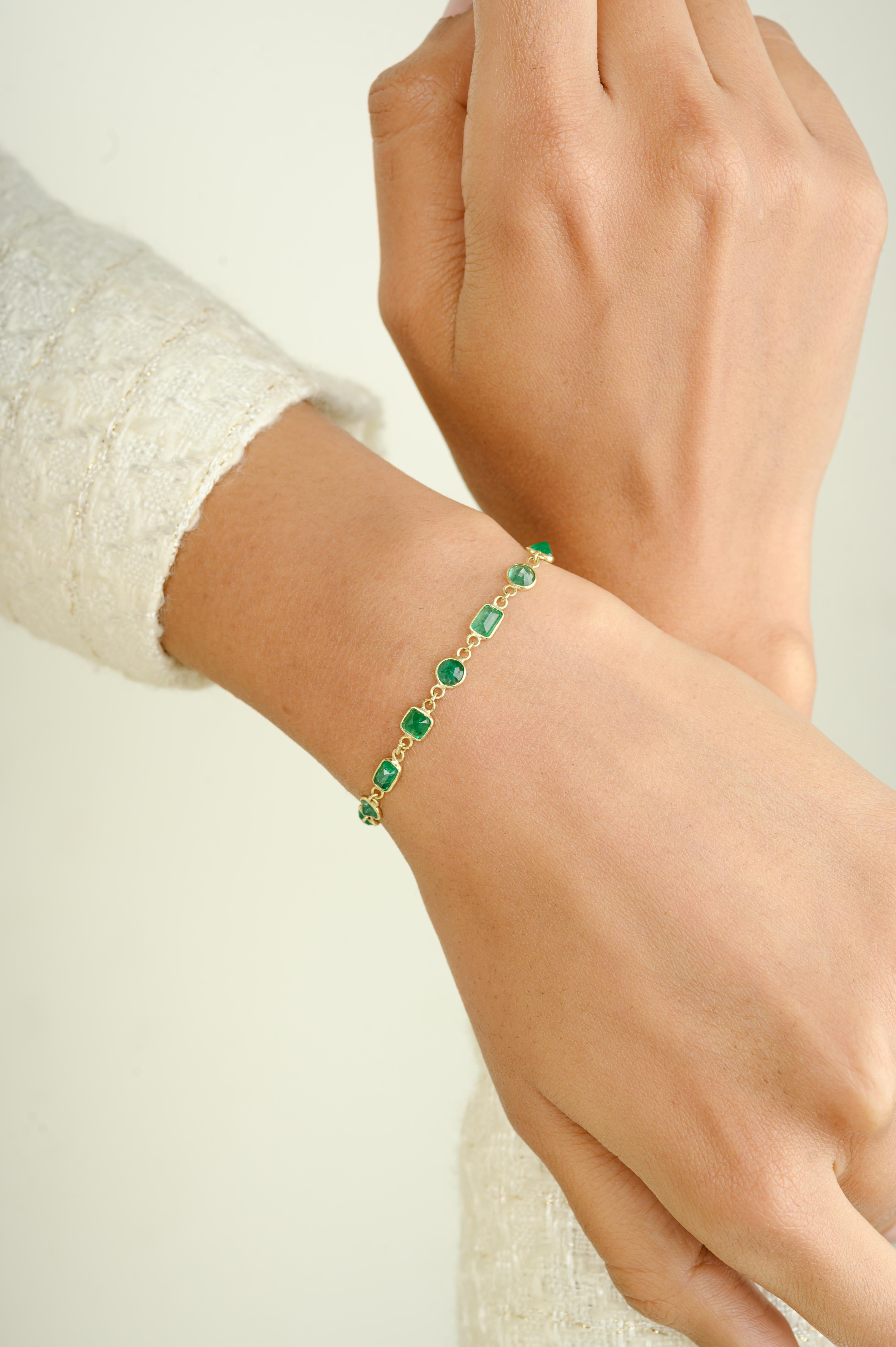 Women's Green 5.88 CT Emerald Stackable Chain Bracelet in 14k Yellow Gold Gift for Her For Sale