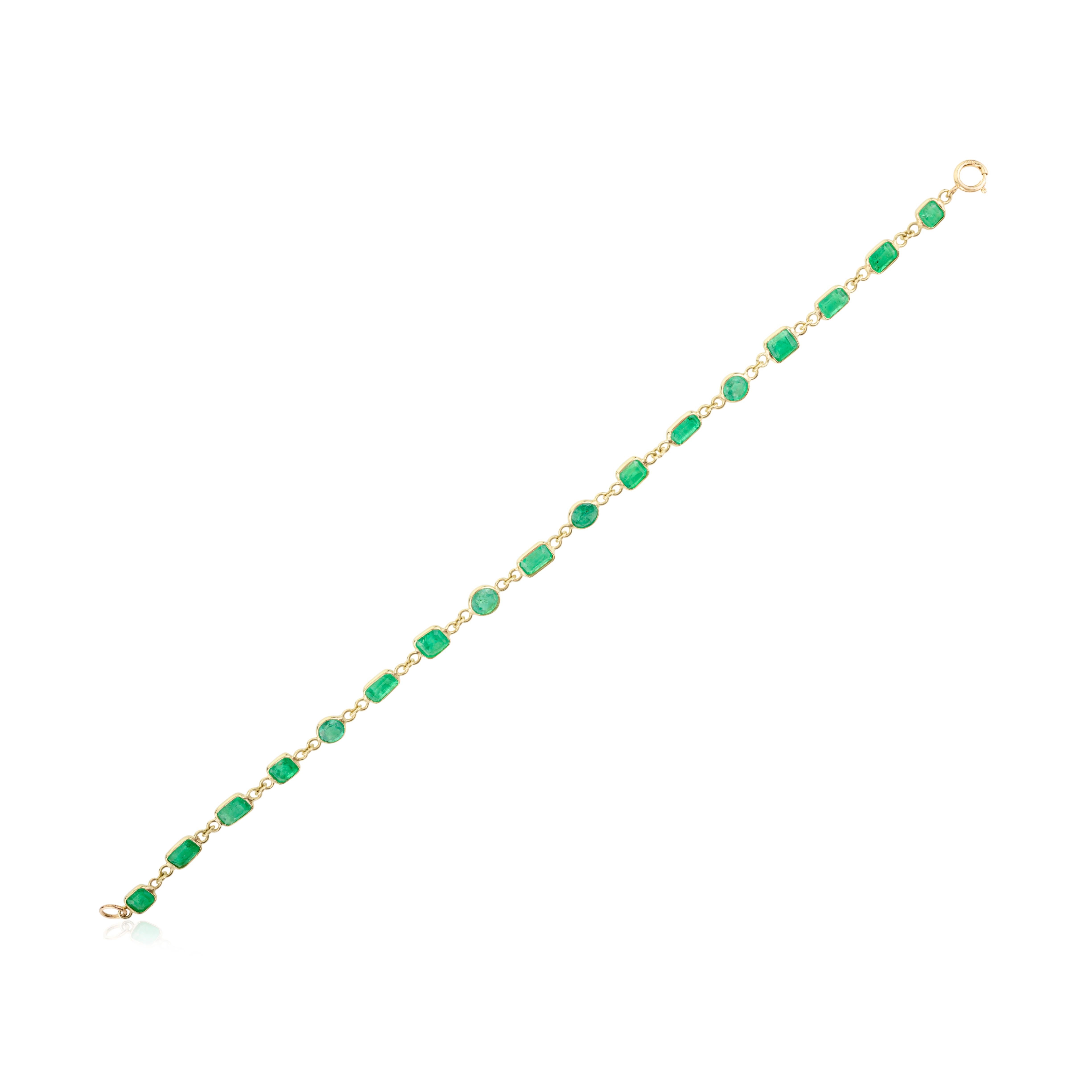 Green 5.88 CT Emerald Stackable Chain Bracelet in 14k Yellow Gold Gift for Her For Sale 1