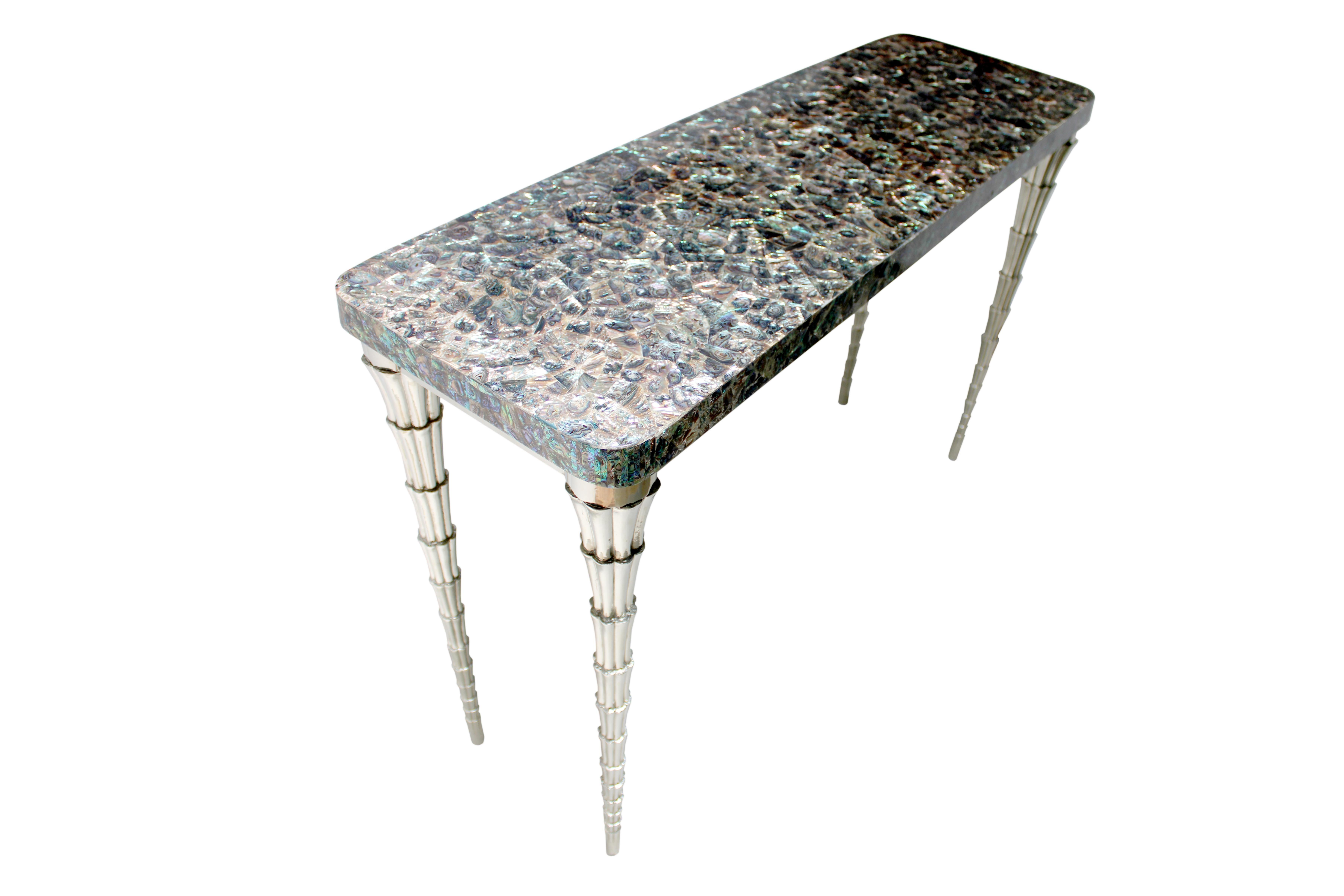 Table Cornet conçue par Paul Mathieu pour la société Stephanie Odegard Co. Ltd. Bijoux pour la maison, cette table console en teck sculpté à la main est revêtue de bronze blanc et ornée d'un plateau en mosaïque d'abalone.la table CORNET nommée pour