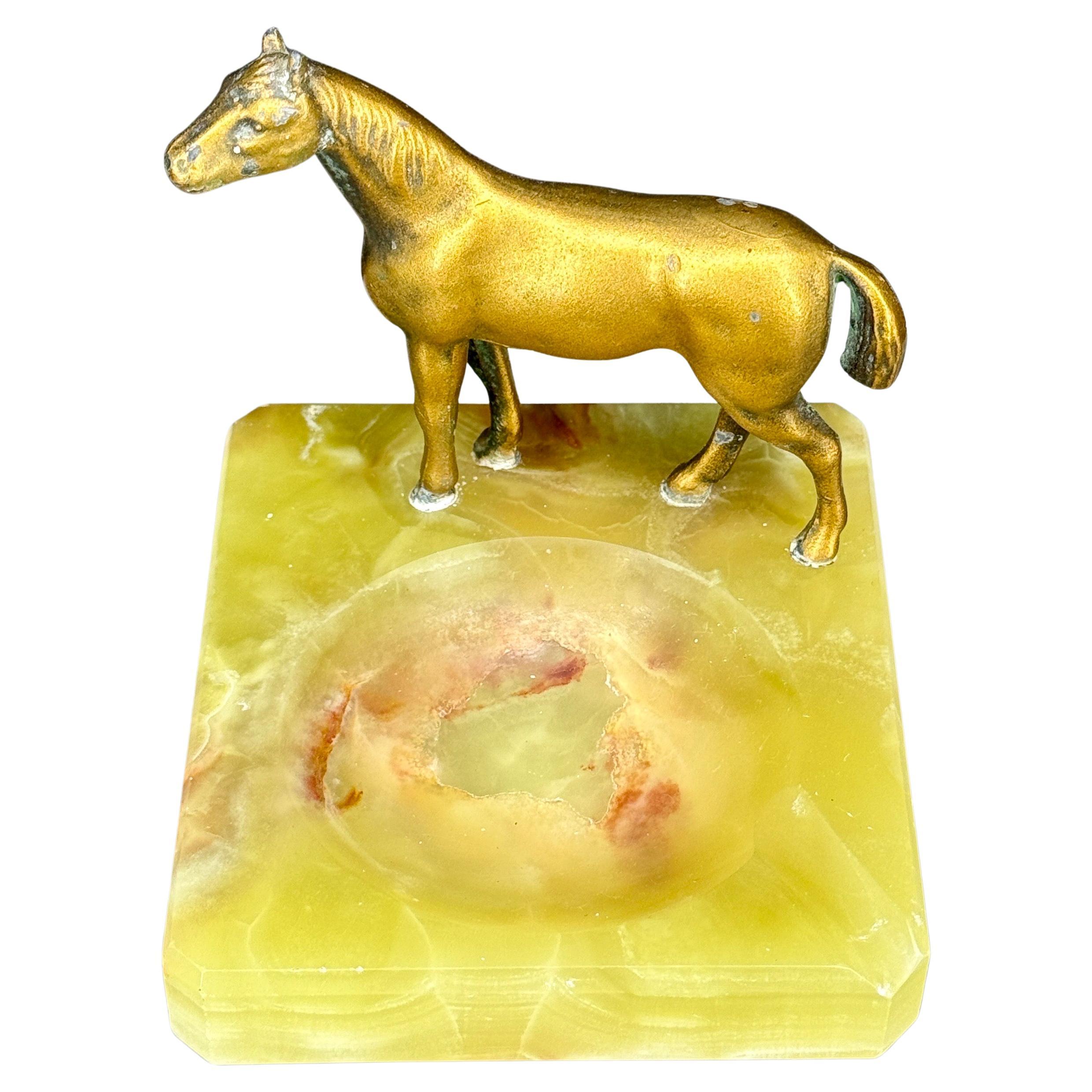 Übergroße charmante Bronzestatue eines Pferdes auf einem Achat-Aschenbecher oder Schmucktablett. Ein sehr vielseitiges Stück, das sich gut als Ausstellungsstück auf einem Waschtisch oder Couchtisch machen würde. 
 