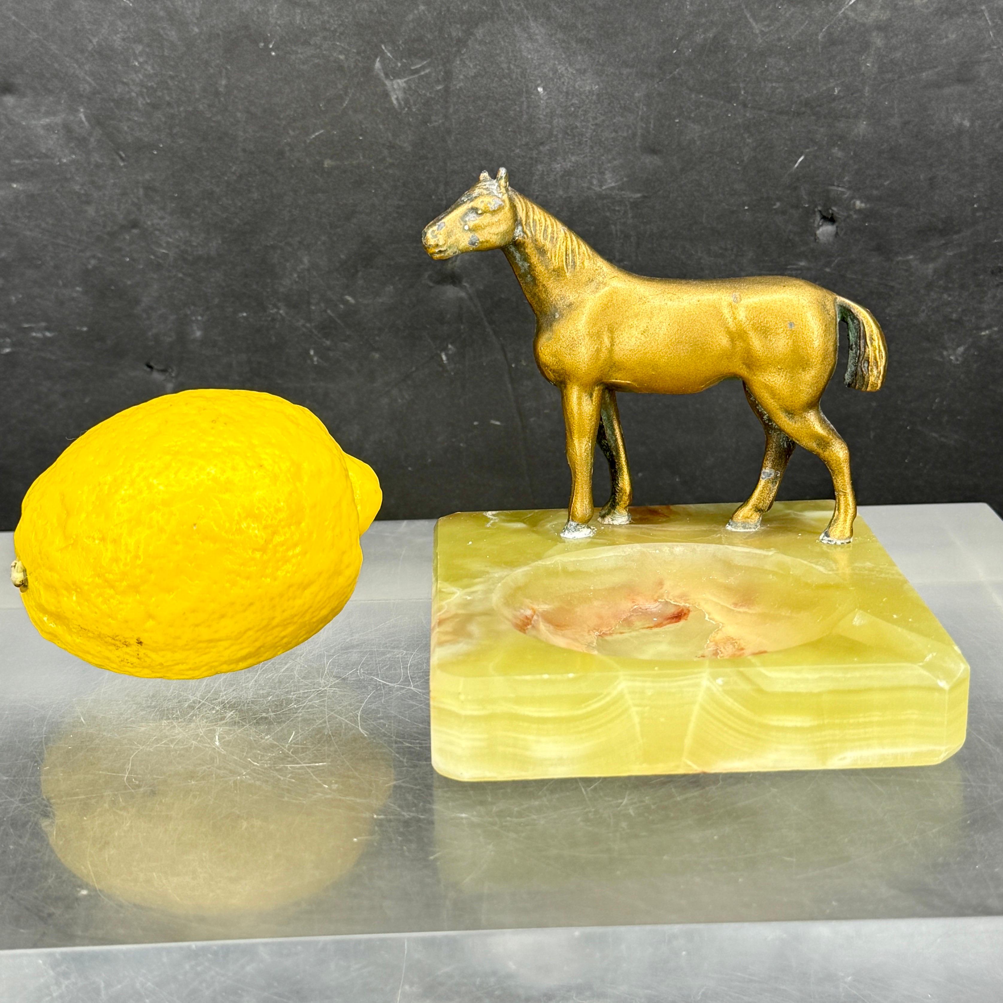 Grüner Achat und Bronze Pferd Statue Aschenbecher Schmuck Tablett (Moderne der Mitte des Jahrhunderts) im Angebot