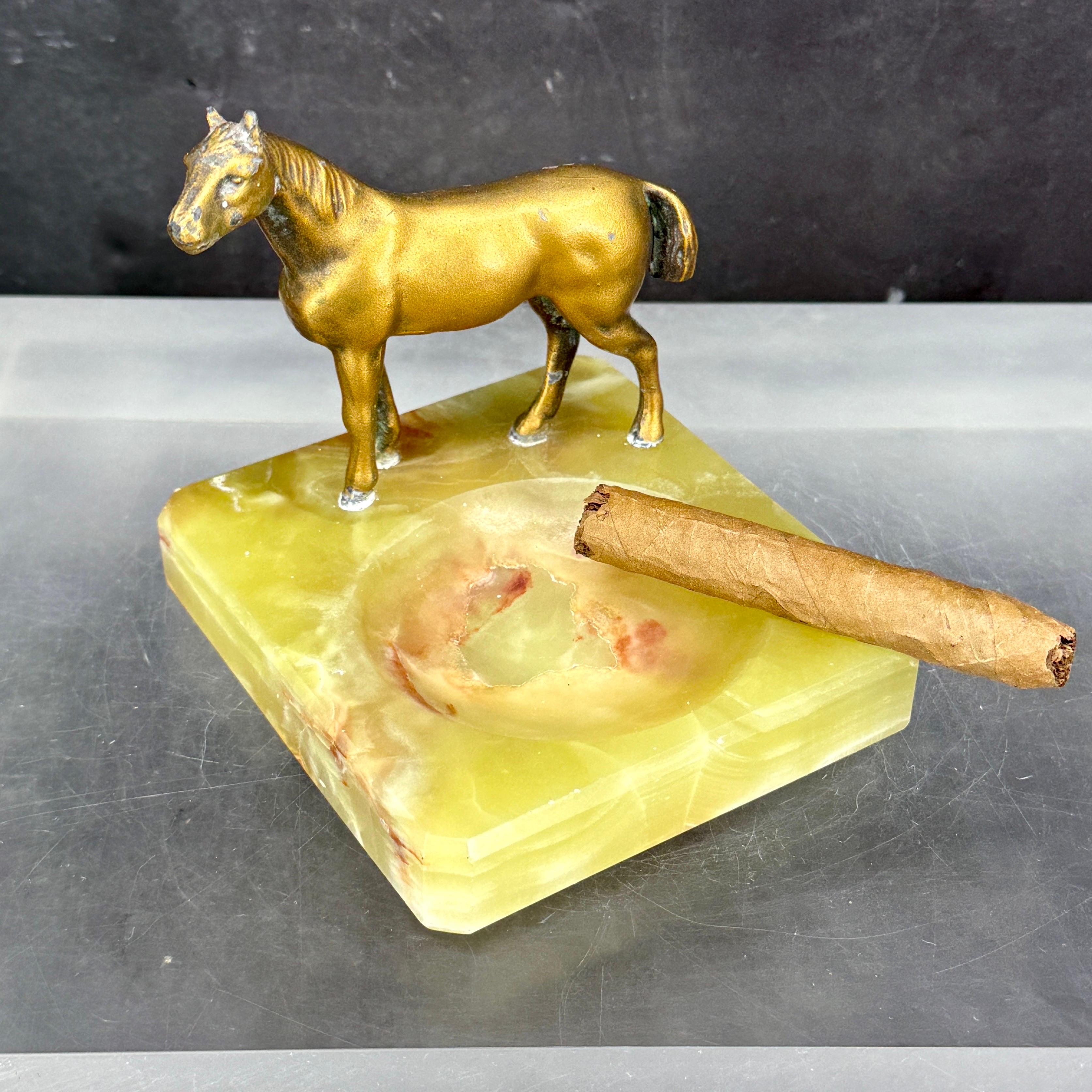 Grüner Achat und Bronze Pferd Statue Aschenbecher Schmuck Tablett (Französisch) im Angebot