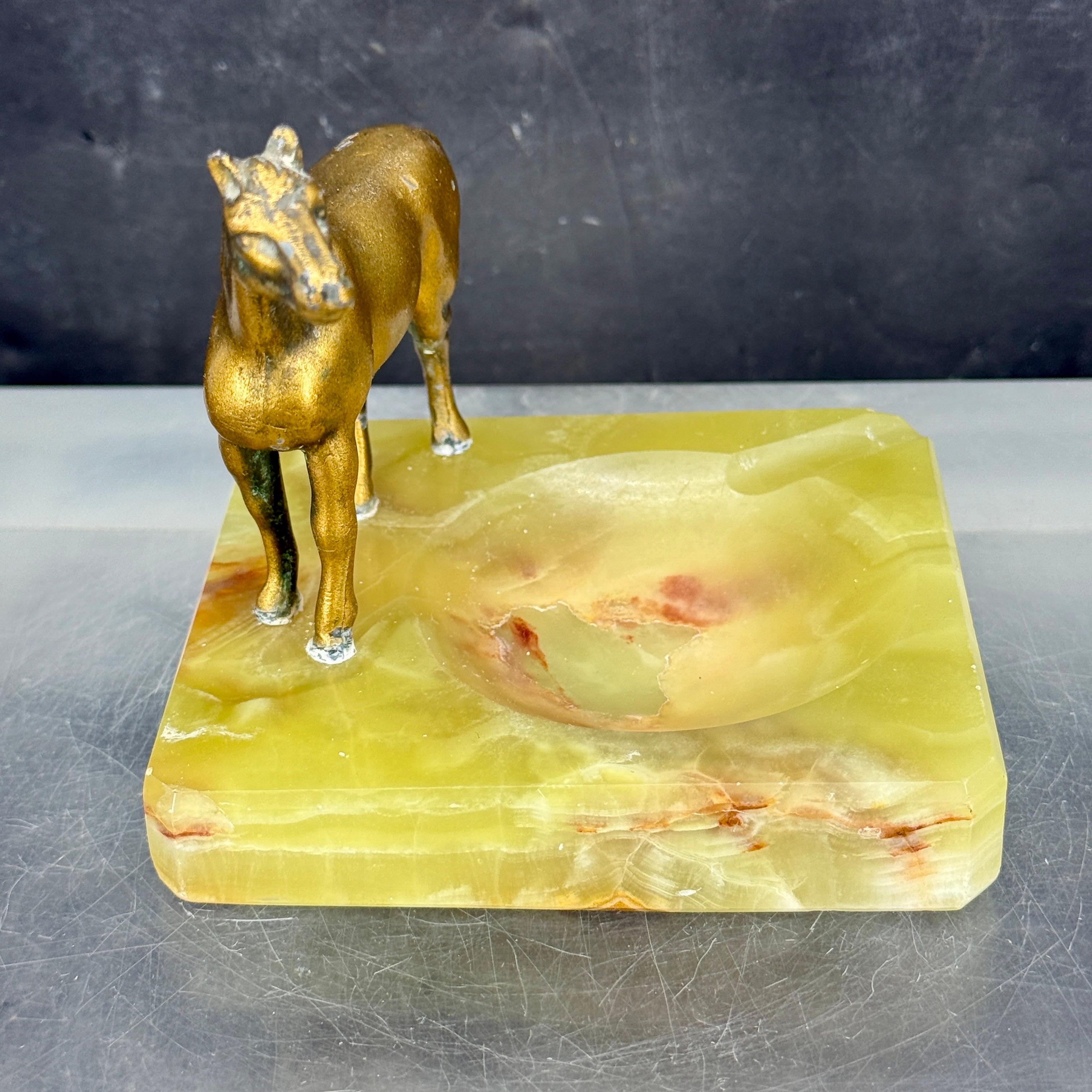 Grüner Achat und Bronze Pferd Statue Aschenbecher Schmuck Tablett (20. Jahrhundert) im Angebot