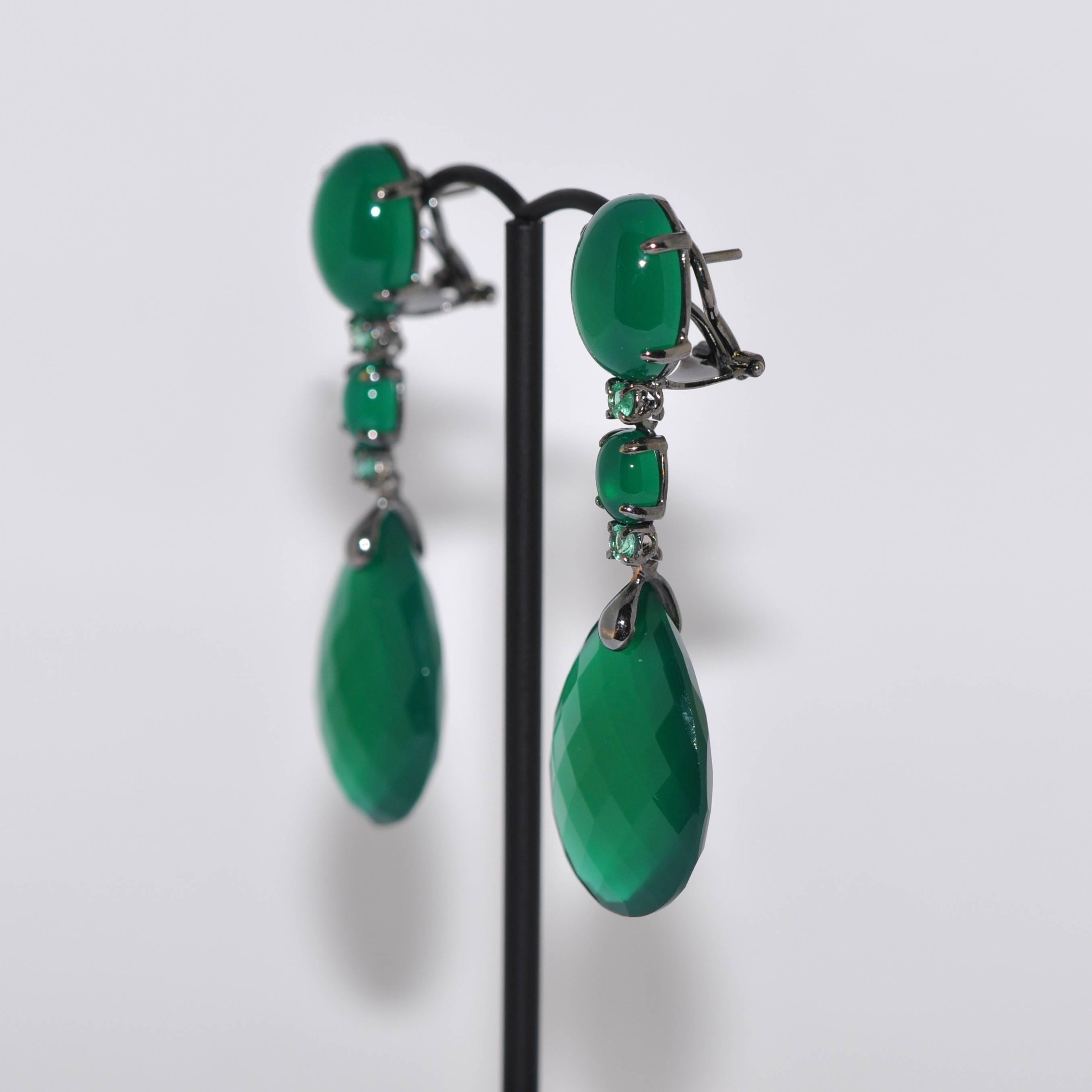 Discover these magnificent chandelier earrings, featuring the elegance of green agate and the brilliance of emerald, set against a background of 18-carat black gold. These earrings are a truly exceptional piece of jewelry, combining sophistication,