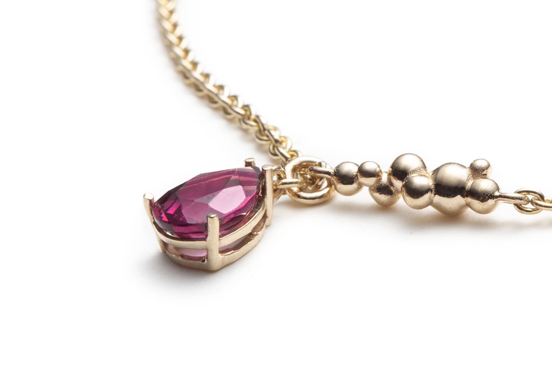 Contemporary Green Agate and Rhodolite Chain Bracelet in 14K yellow Gold, by SERAFINO For Sale