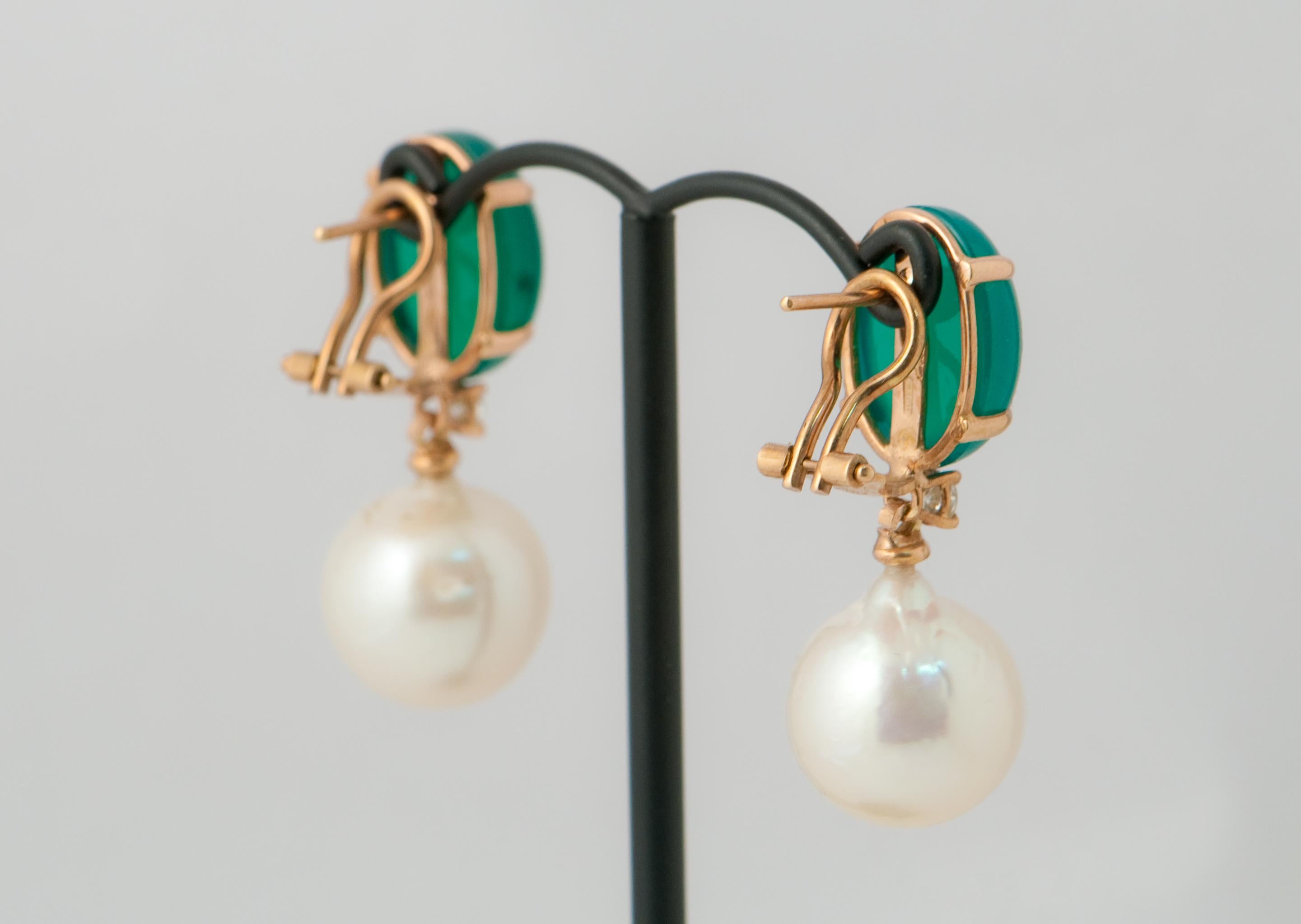 Discover Green Agate, 
White Diamonds 0.16 ct, 
Baroque Pearls, 
Yellow Gold 18 ct
These earrings very simple are of absolute comfort ,their leightnesses are very pleasant .You can wear clip and pic or both at the same time. The pearls are of great