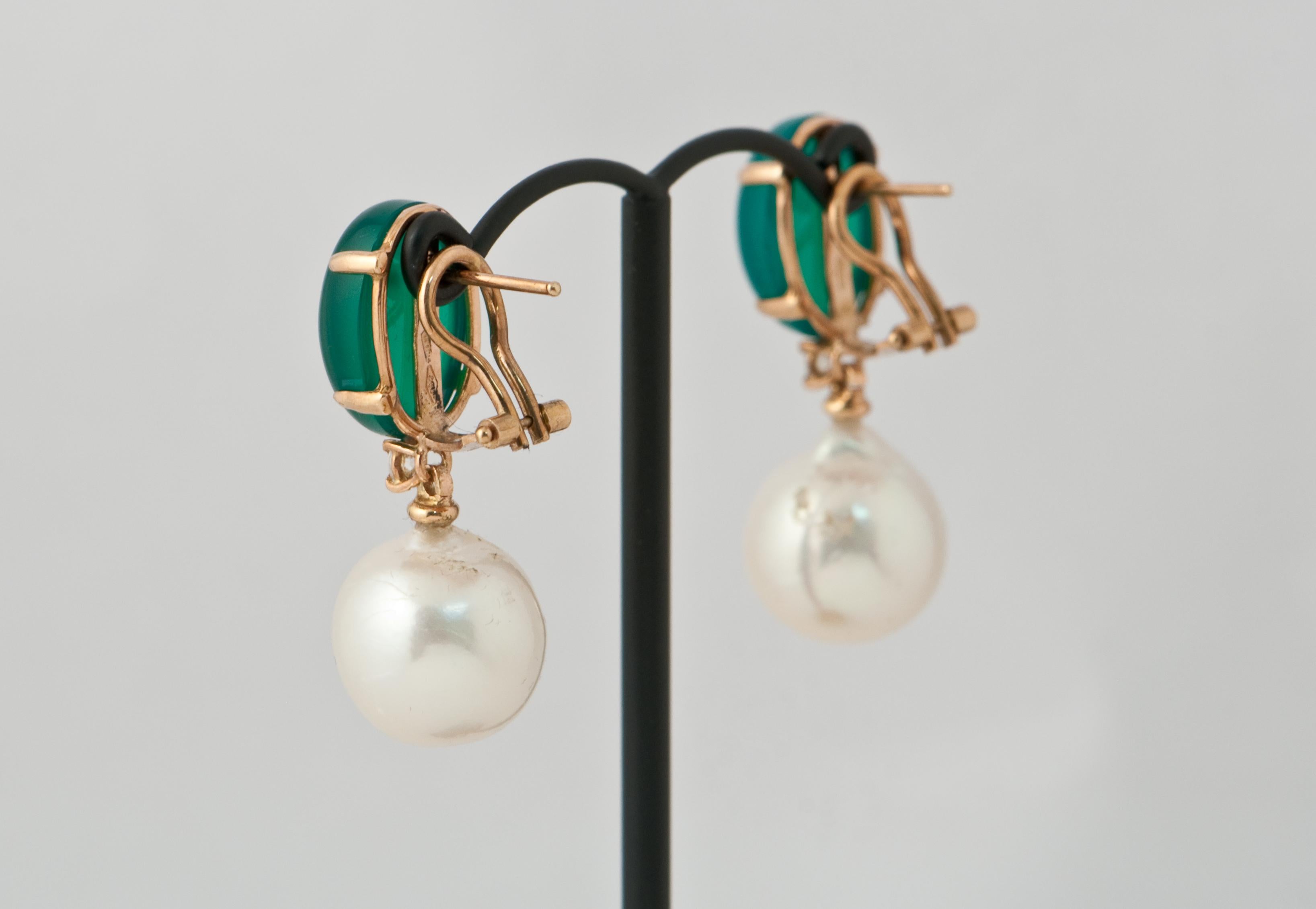 Green Agate, Baroque Pearl and White Diamonds Dangling Earrings in Yellow Gold In New Condition In Vannes, FR