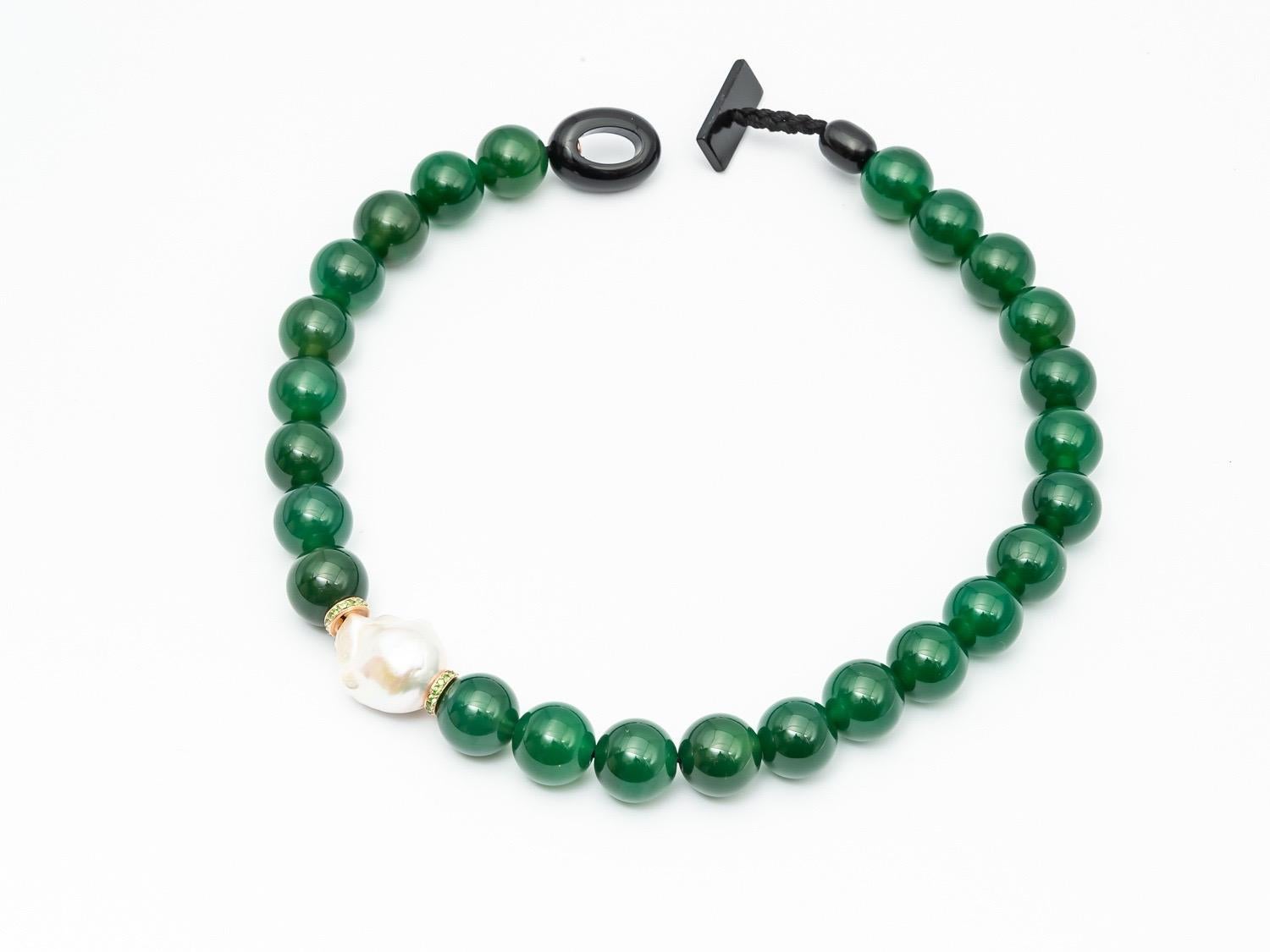 Green Agate Beads Necklace Accompanied by a Baroque Pearl and 0.32 Carats of Tsavorites
48 centimètre with Bakélite Claps 
18,89 inch
size beads 1.8 centimeter or 0.3937 inch