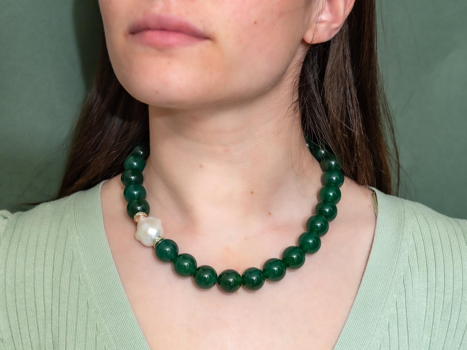 Green Agate Beads Necklace Accompanied by Baroque Pearl and 0.32 Ct of Tsavorite In New Condition In Vannes, FR