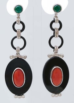 Pendientes de ágata verde, coral, ónice, diamantes y platino.