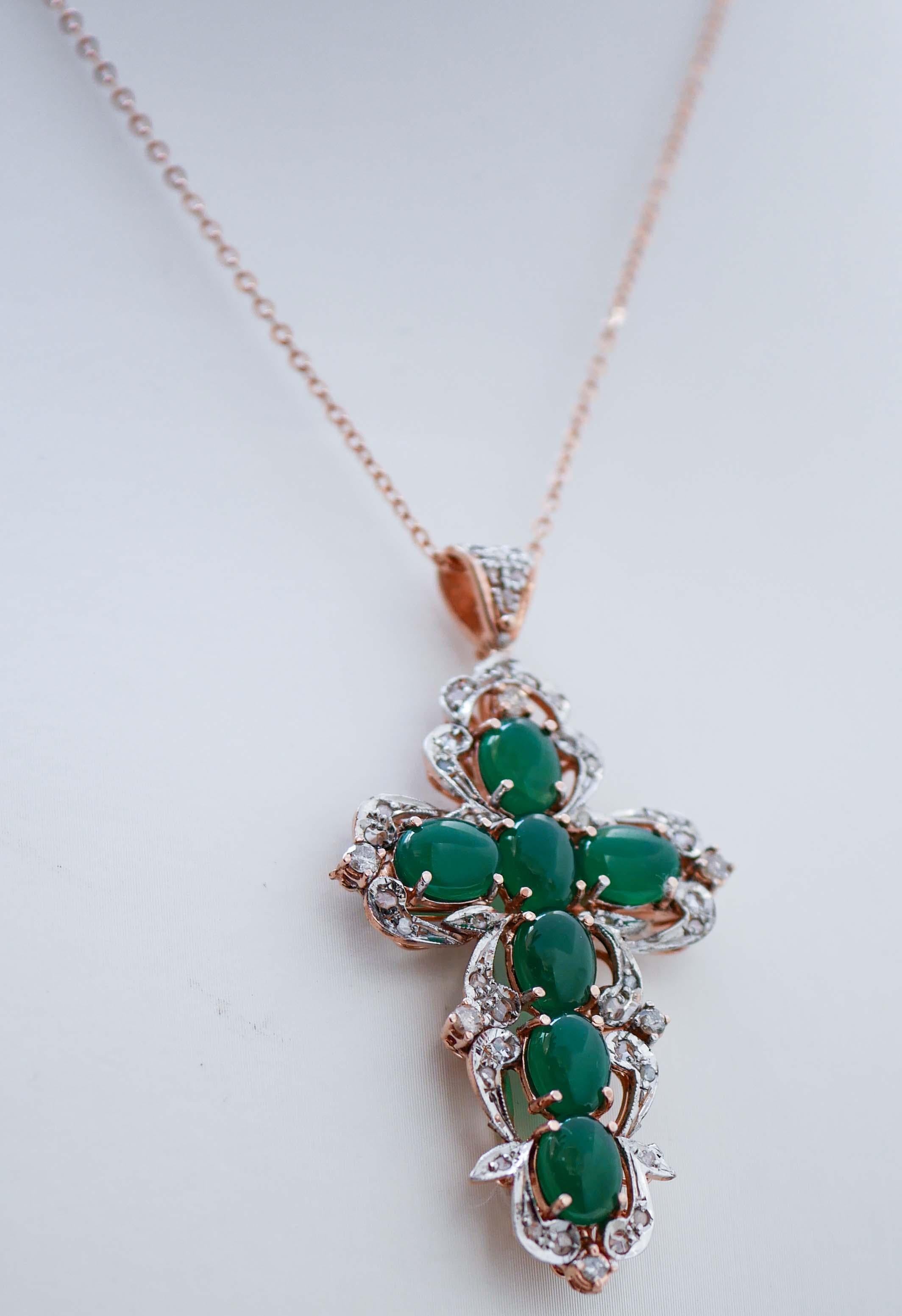Rétro Collier pendentif croix en agate verte, diamants, or rose et argent en vente