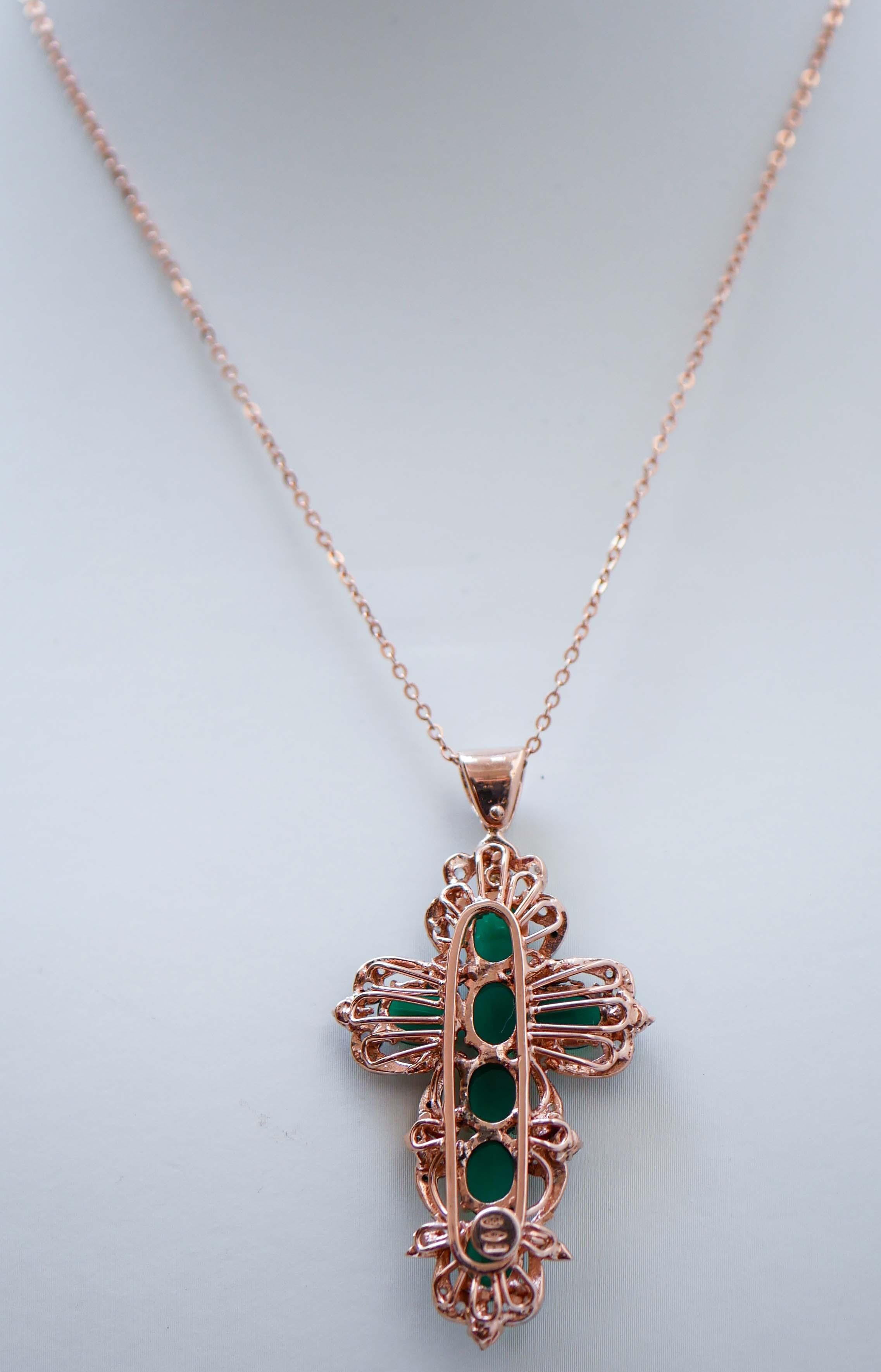 Taille mixte Collier pendentif croix en agate verte, diamants, or rose et argent en vente