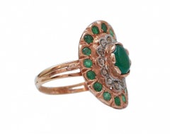 Anillo de ágata verde, esmeraldas, diamantes, oro rosa y plata.