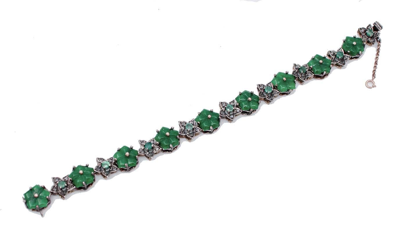 Lovely flowery link bracelet in 9k rose gold and silver structure consisting of 9 green agate flowers  alternated with smaller flowers realized in silver structure with diamonds petals and central emerald. 
This bracelet is totally handmade by