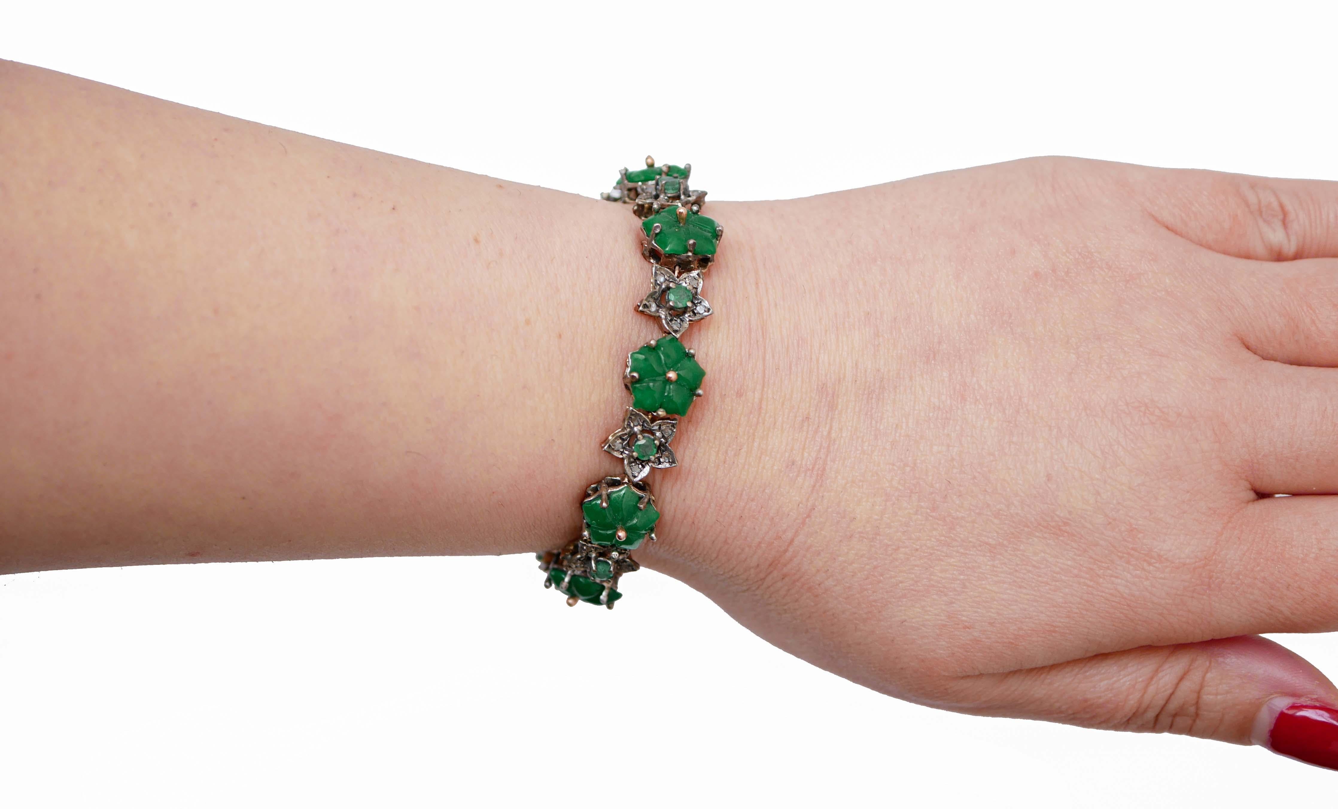 Armband aus Roségold und Silber mit Blumen aus grünem Achat, Smaragden, Diamanten und Silber. (Gemischter Schliff) im Angebot