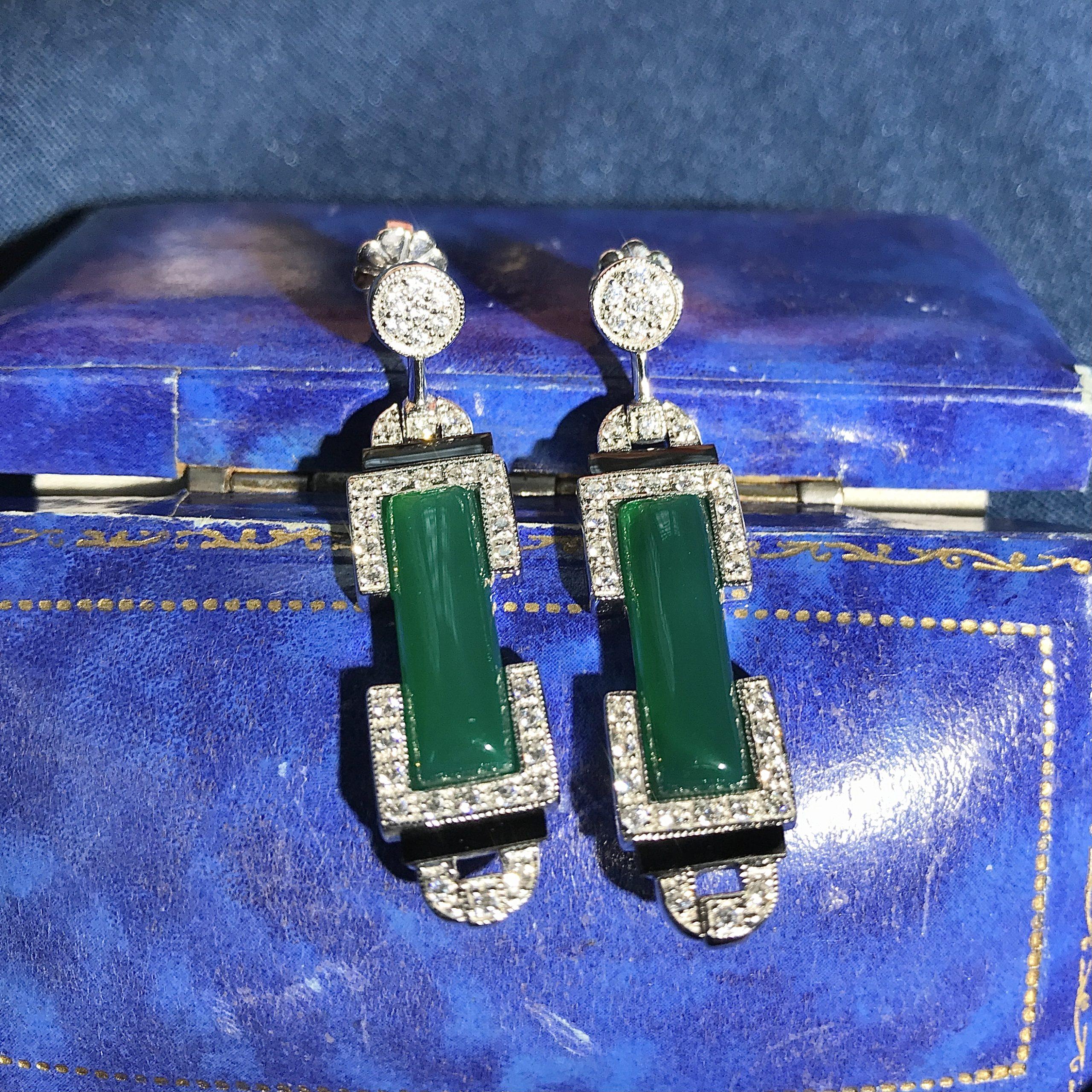 Grüner Achat Onyx Diamant Art Deco Stil Tropfen Ohrringe 14K Weißgold (Gemischter Schliff) im Angebot