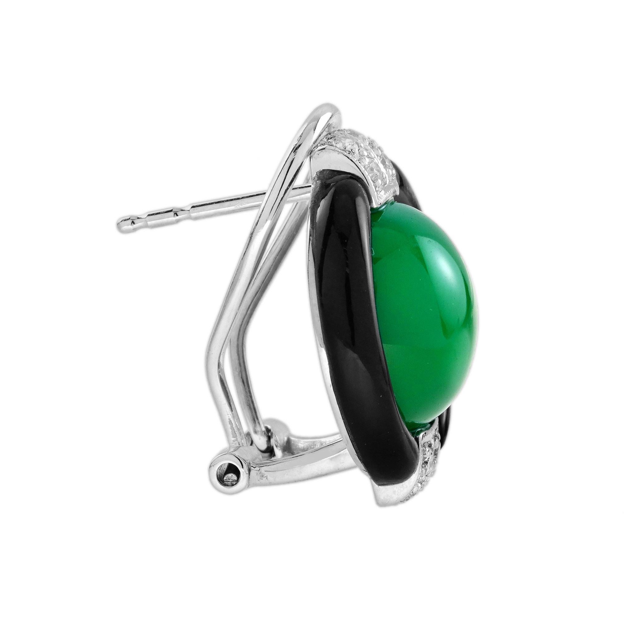 Un raffinato paio di omega backing in oro bianco 18 carati di ispirazione Art Deco realizzati a mano. L'agata verde cabochon è circondata da due dischi di onice tagliata su misura e impreziosita da otto diamanti rotondi del peso di circa 0,12 carati