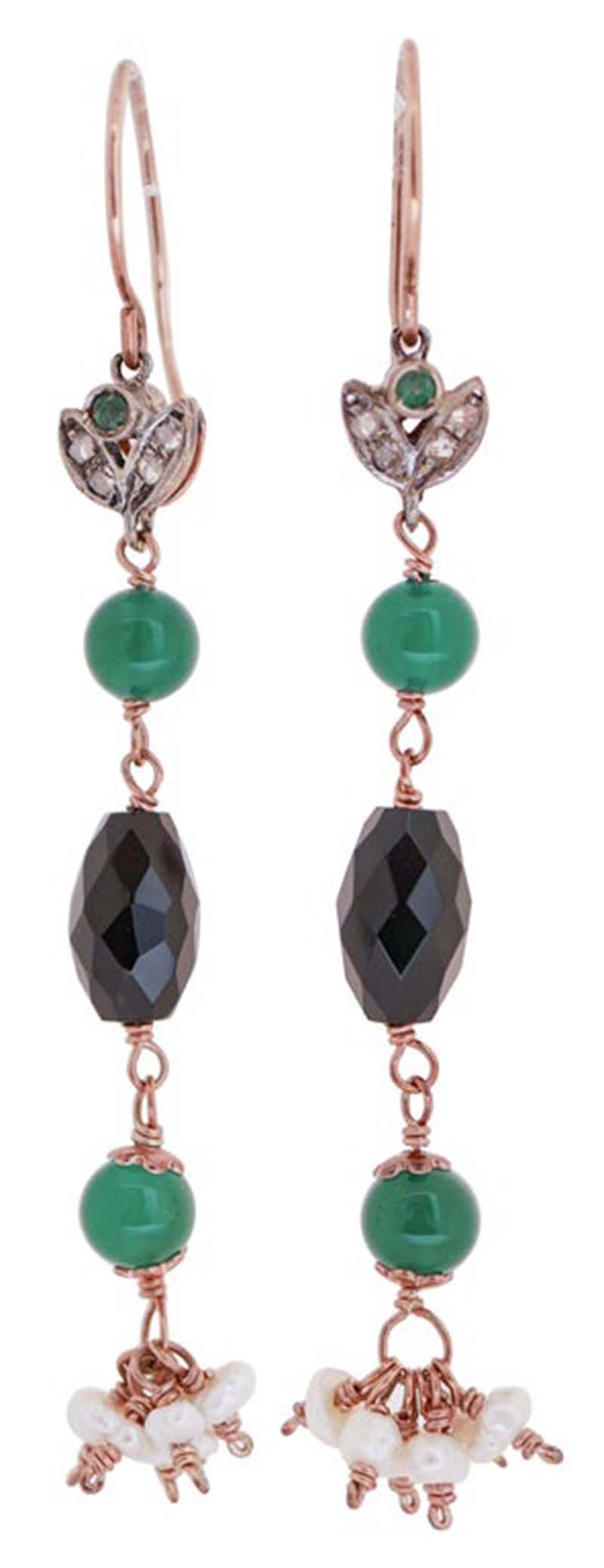 Ohrringe aus grünem Achat, Onyx, Smaragden, Diamanten, Perlen, Roségold und Silber.