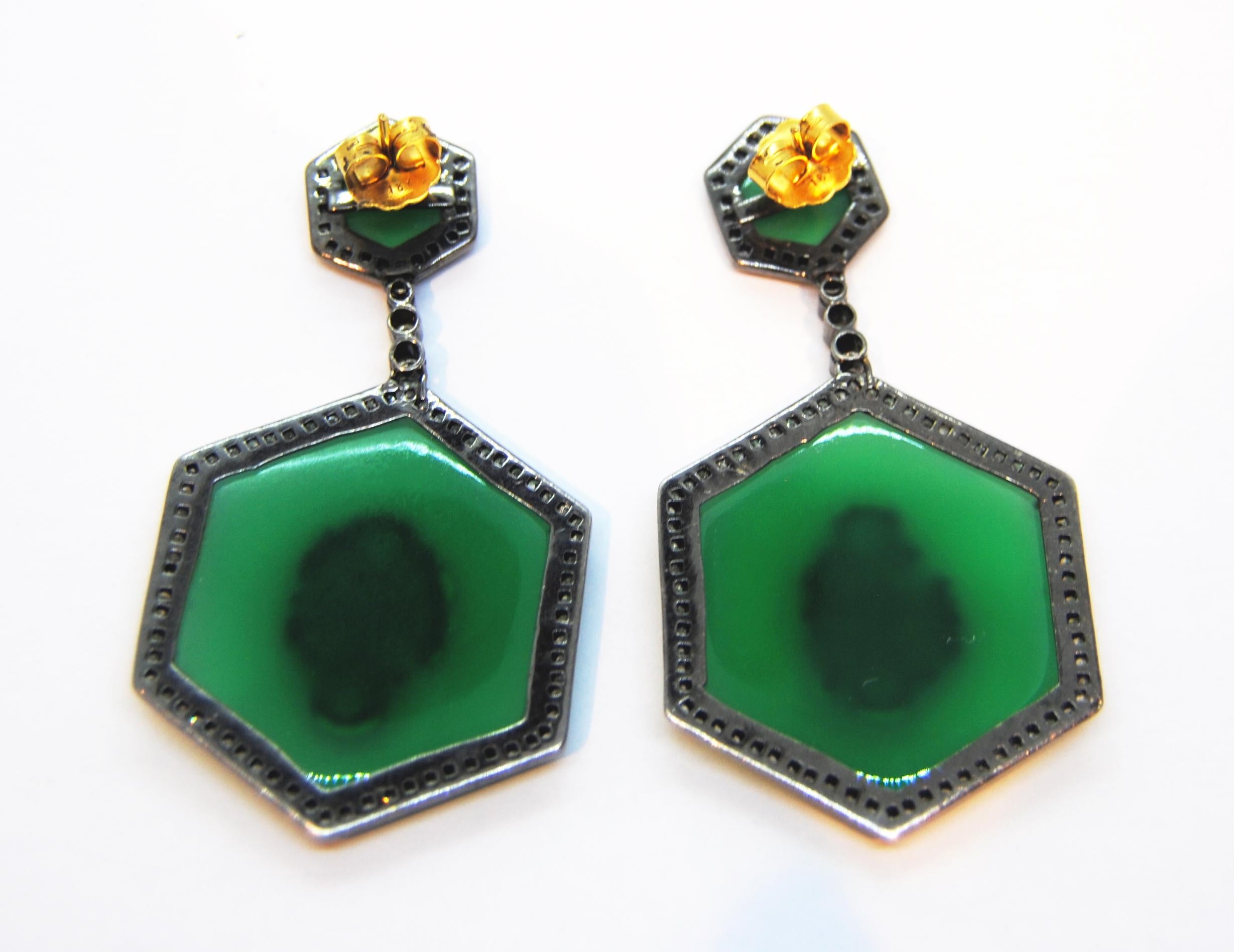 Irama Pradera is a Young designer from Spain that searches always for the best gems and combines classic with contemporary mounting and styles. 
Sleekly crafted in 18K yellow gold and silver  these classic and  natural green agate give a chic and