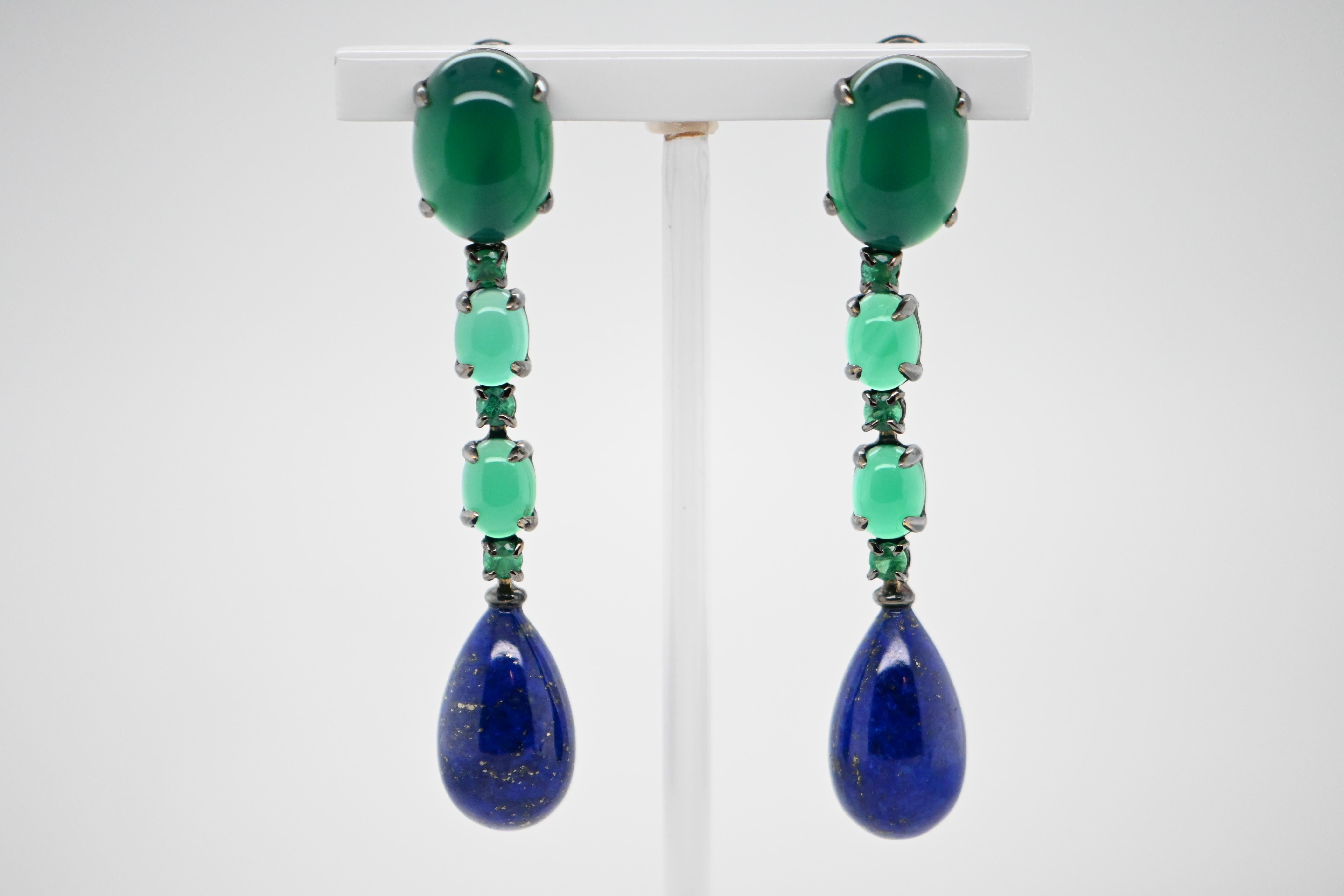 Découvrez ces somptueuses boucles d'oreilles chandelier en agate verte et lapis-lazuli, magnifiquement mises en valeur par un support en or blanc 18 carats. Ces bijoux d'exception sont le mariage parfait entre la beauté des pierres naturelles et