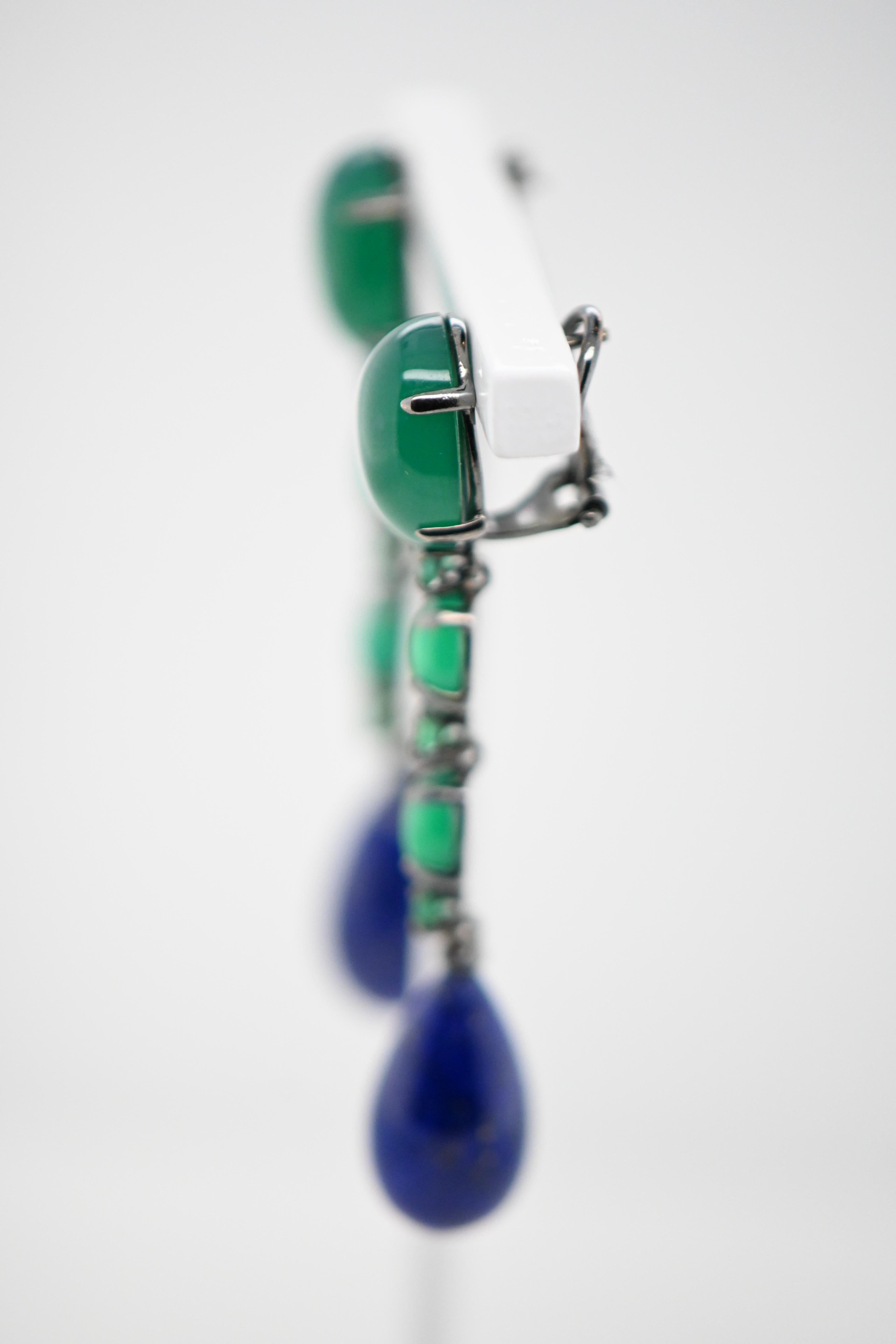 Taille poire Boucles d'oreilles chandelier Agates vertes Lapis Lazuli Or gris 18 carats  en vente