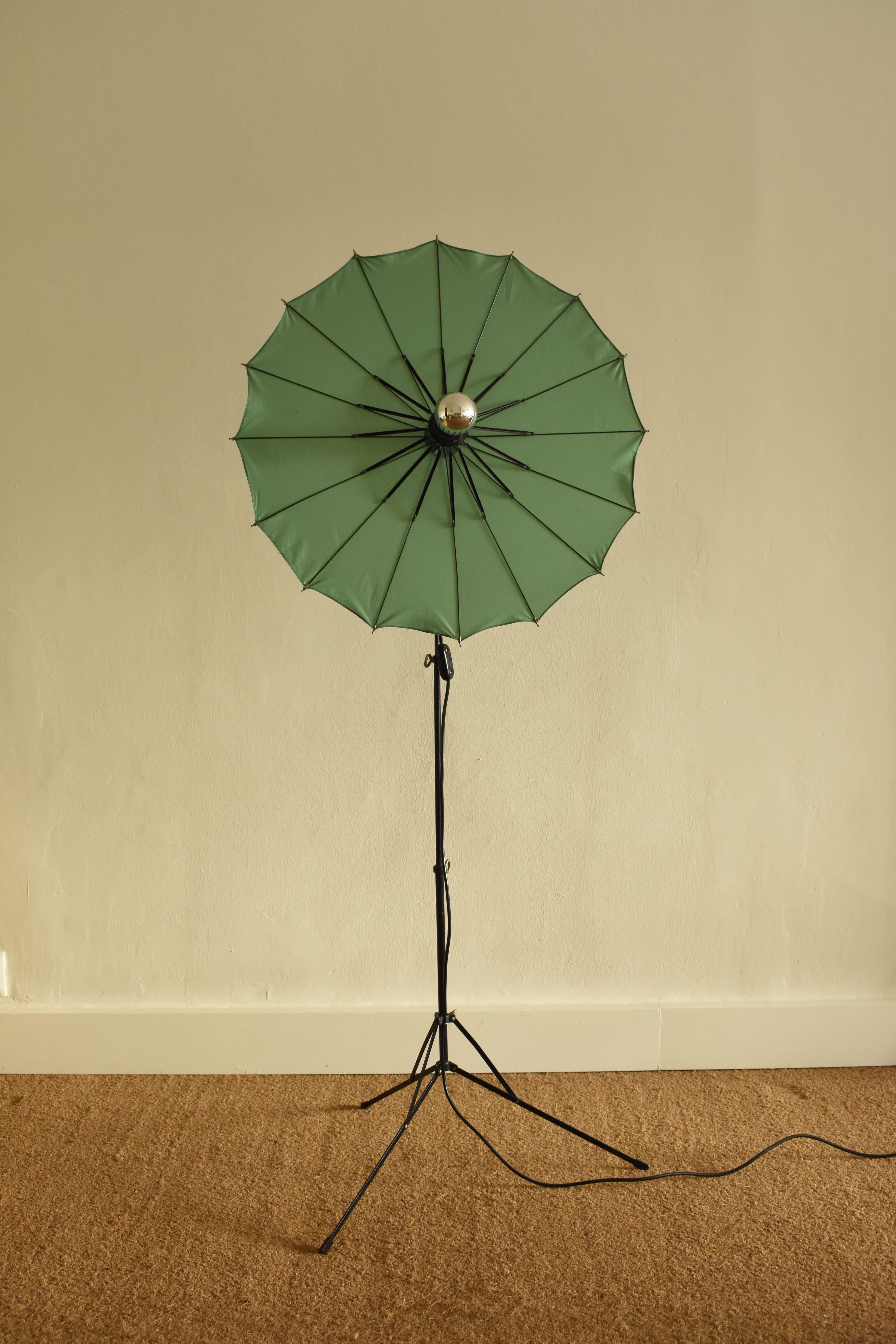 Ajustable floorstanding lamp
France, 1970’s
Black coated metal structure, green umbrella round lampshade 

Provenance
Private collection, France 