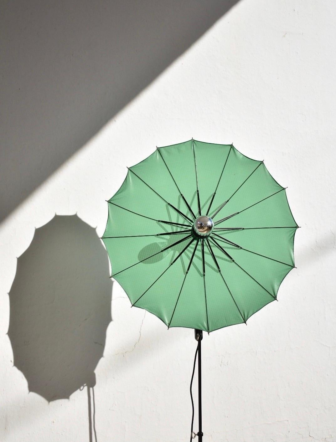 Green ajustable floorstanding lamp In Good Condition For Sale In ALHAURÍN EL GRANDE, ES