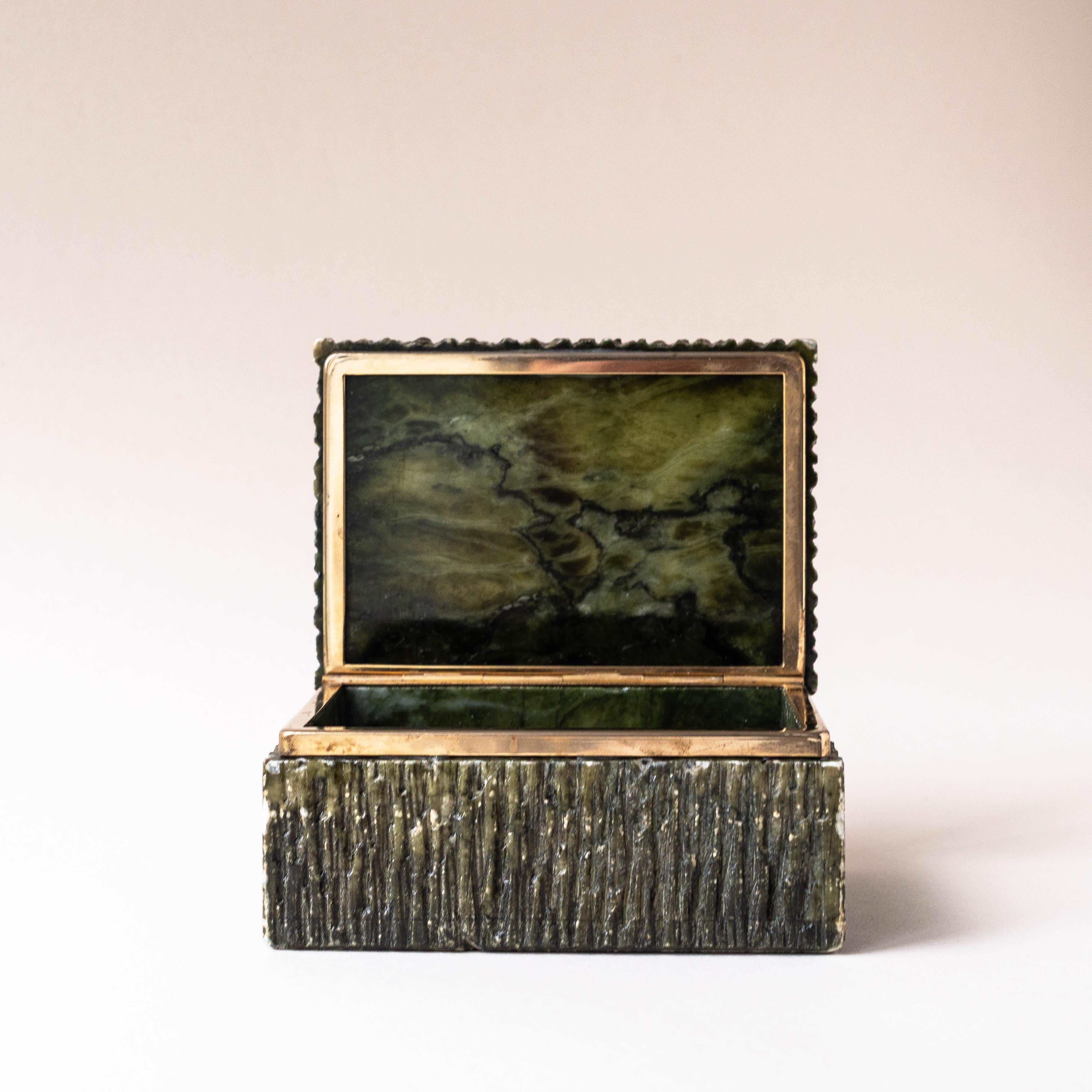 Green Alabaster and Brass Jewelry Box by Romano Bianchi, Italy 1970s

Very elegant jewelry or decorative box (originally crafted to store cigarettes).

Made of green alabaster and brass, designed and produced by Romano Bianchi in Italy during the