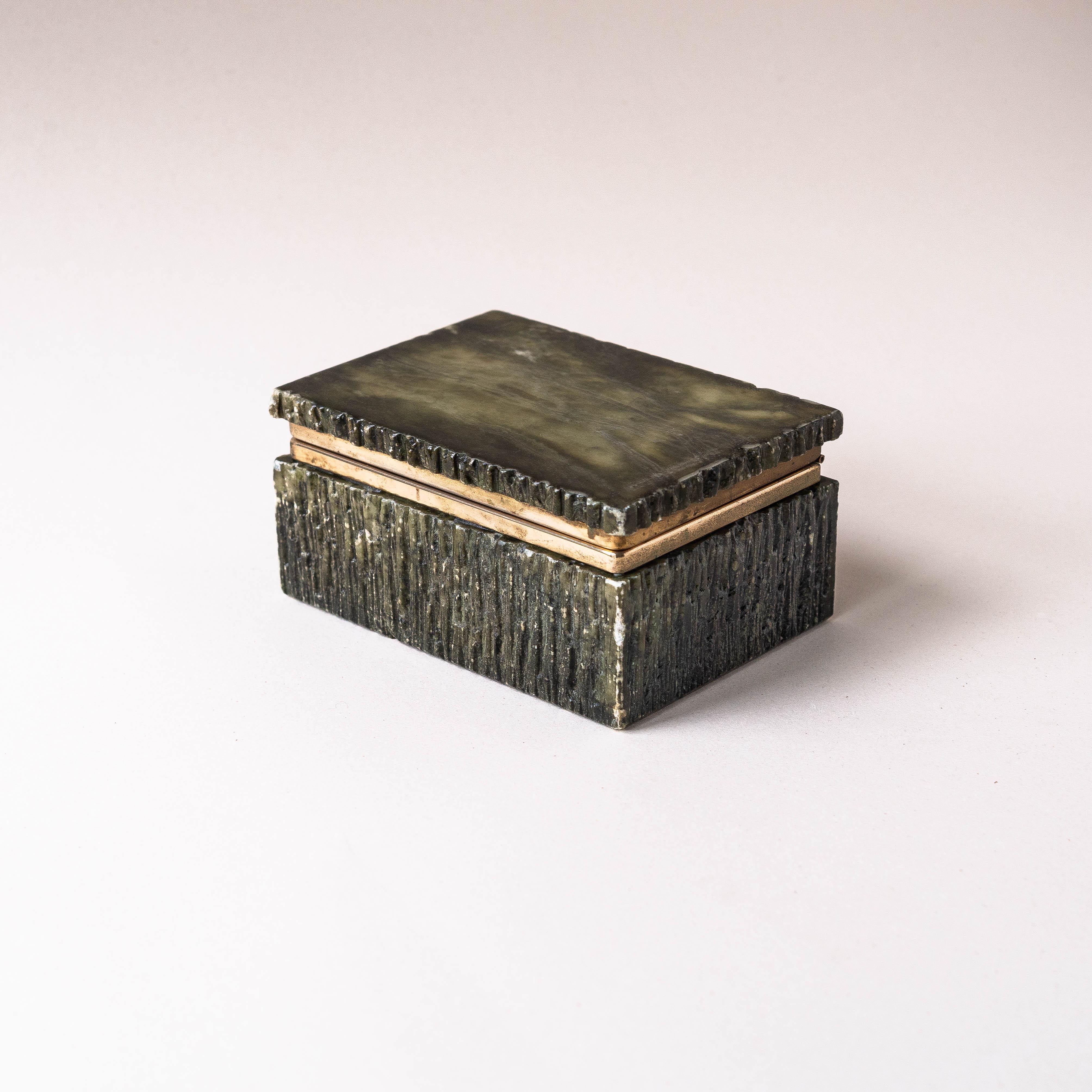 Carved Green Alabaster and Brass Jewelry Box by Romano Bianchi, Italy 1970s For Sale
