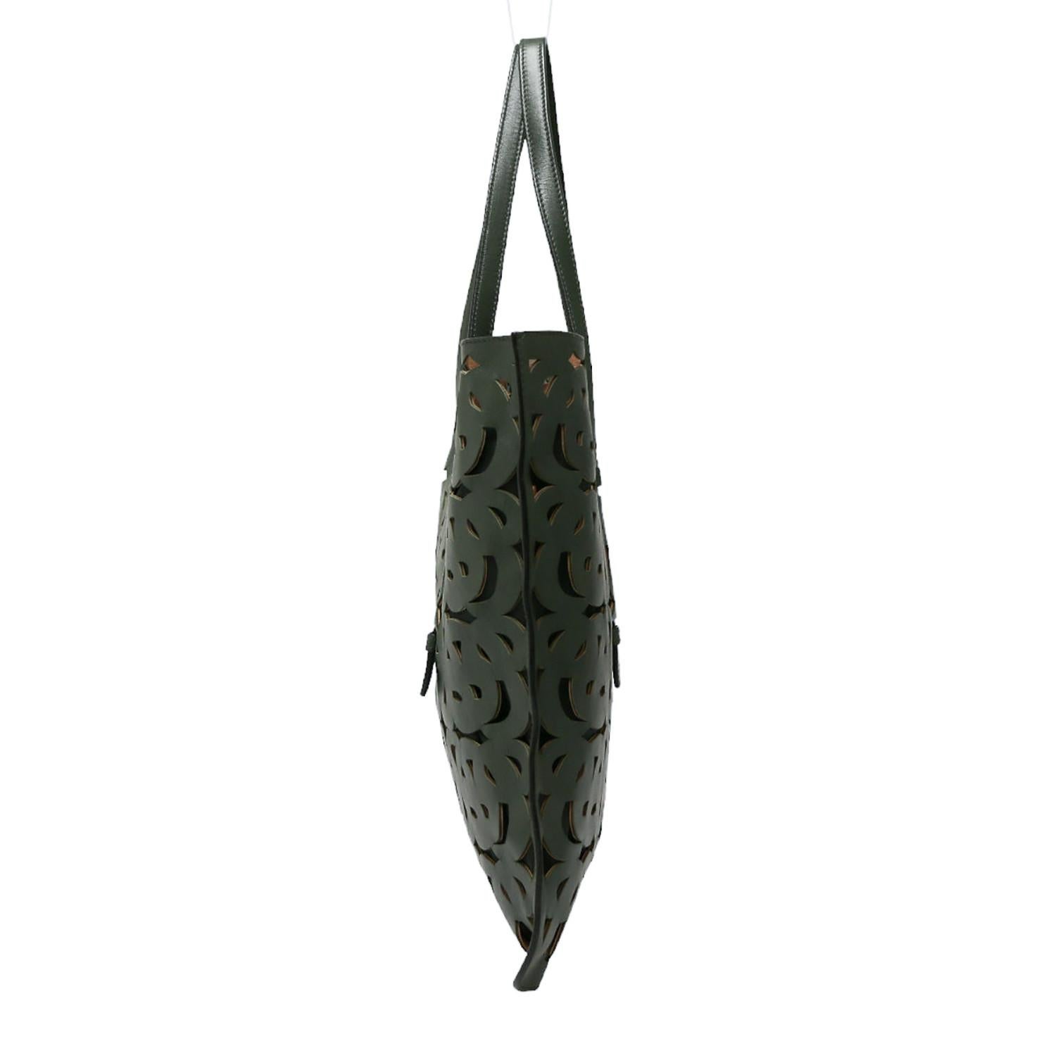 Tote in pelle verde Alaïa in vendita 1