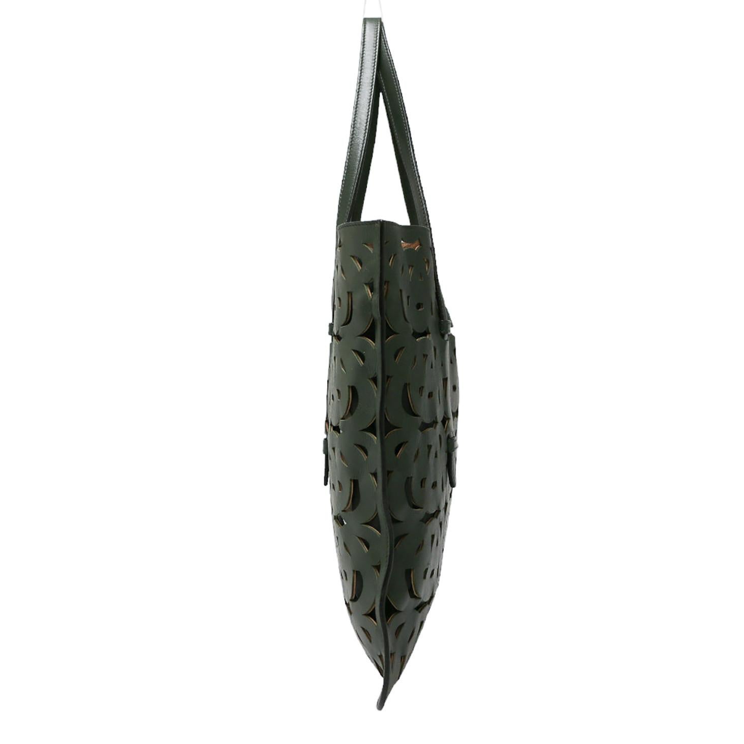 Tote in pelle verde Alaïa in vendita 3