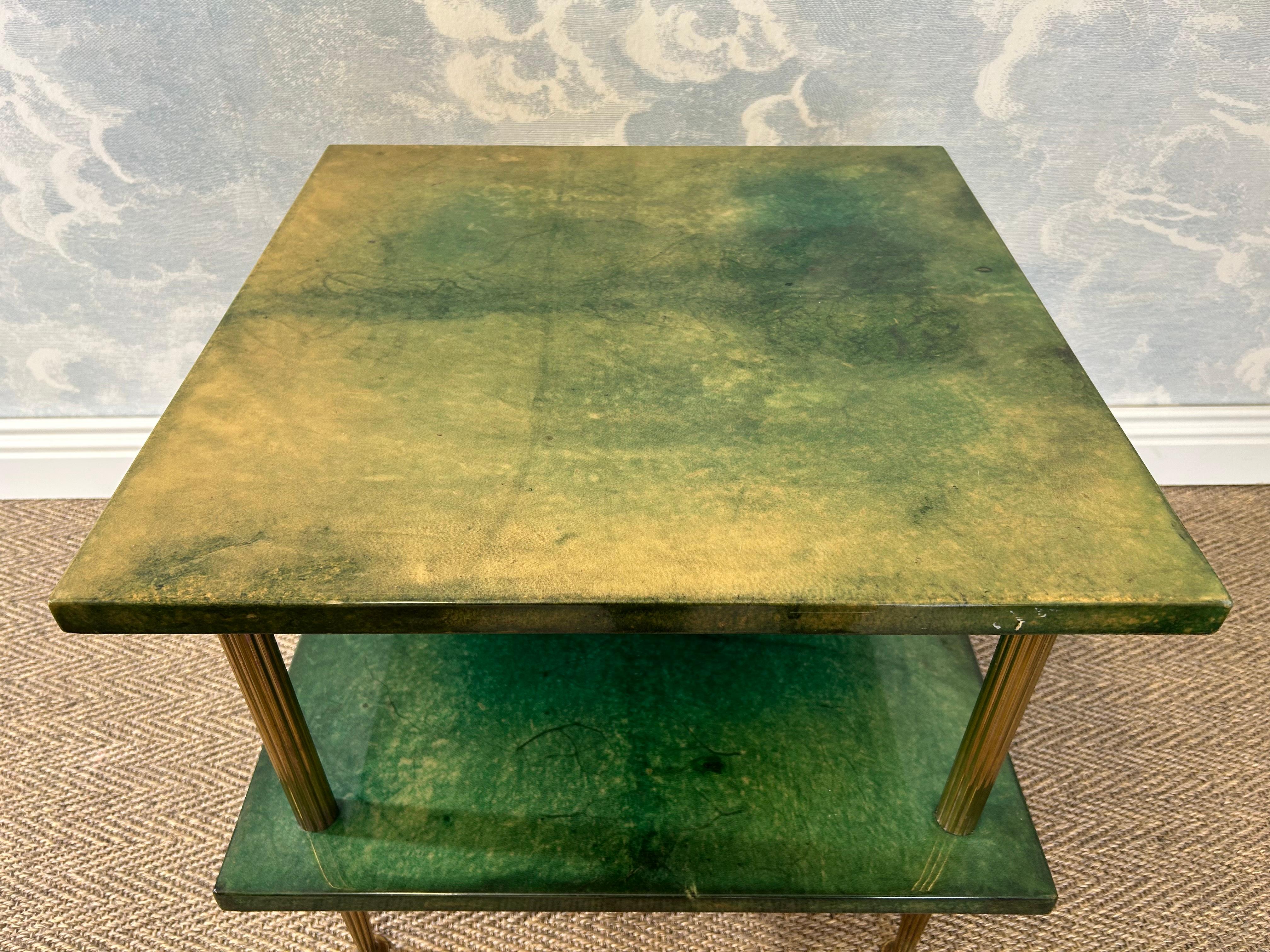 Nous aimons Aldo Tura ! Visitez notre magasin pour une vaste sélection de tables de bar, tables d'appoint et accessoires Aldo Tura !

 Cette table basse ou table d'appoint ALDO TURA originale fait également office de table de nuit grâce à ses