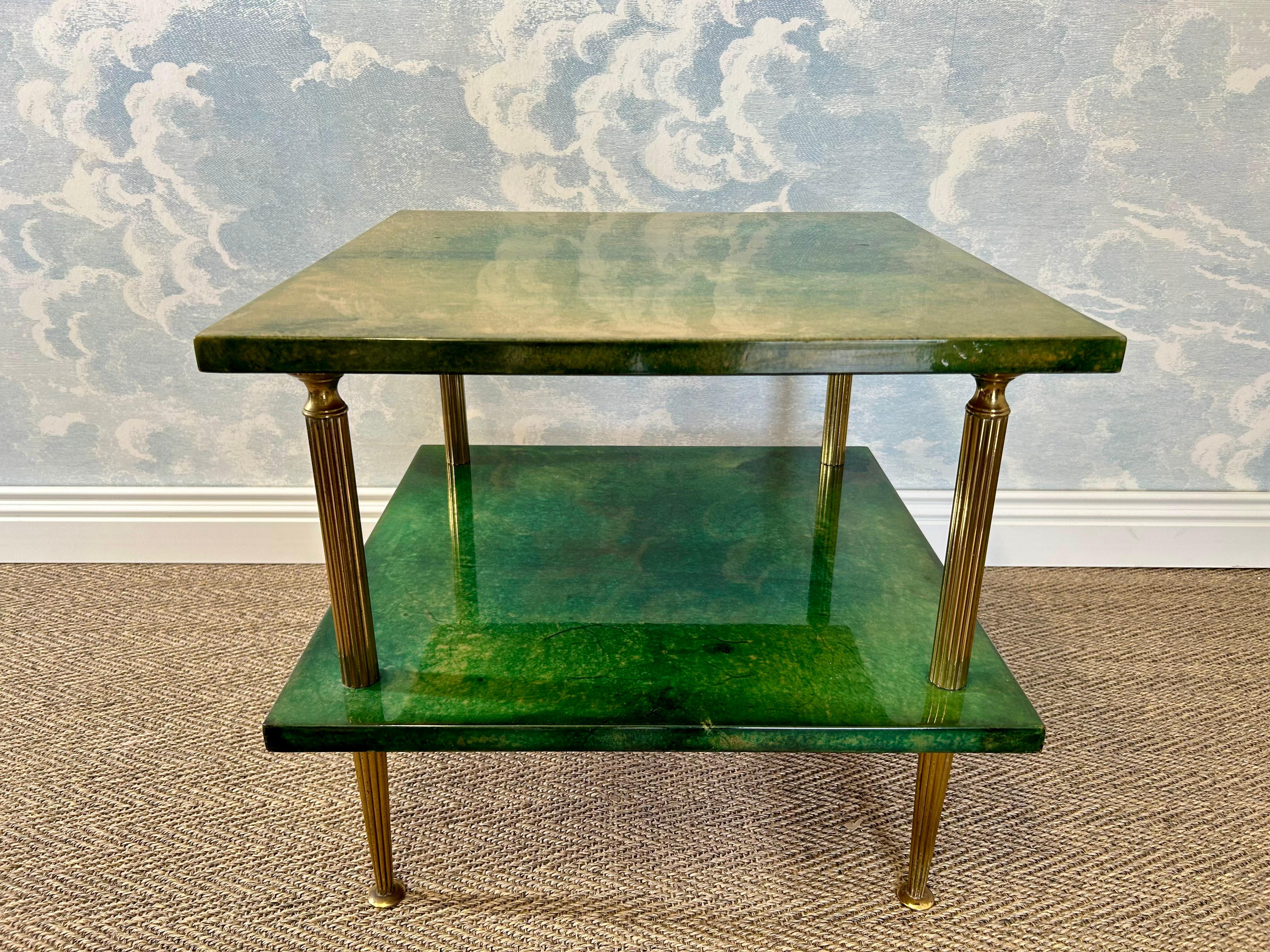 Hollywood Regency Table d'appoint Aldo Tura verte avec colonnes en laiton et deux étagères, Italie, années 1960 en vente