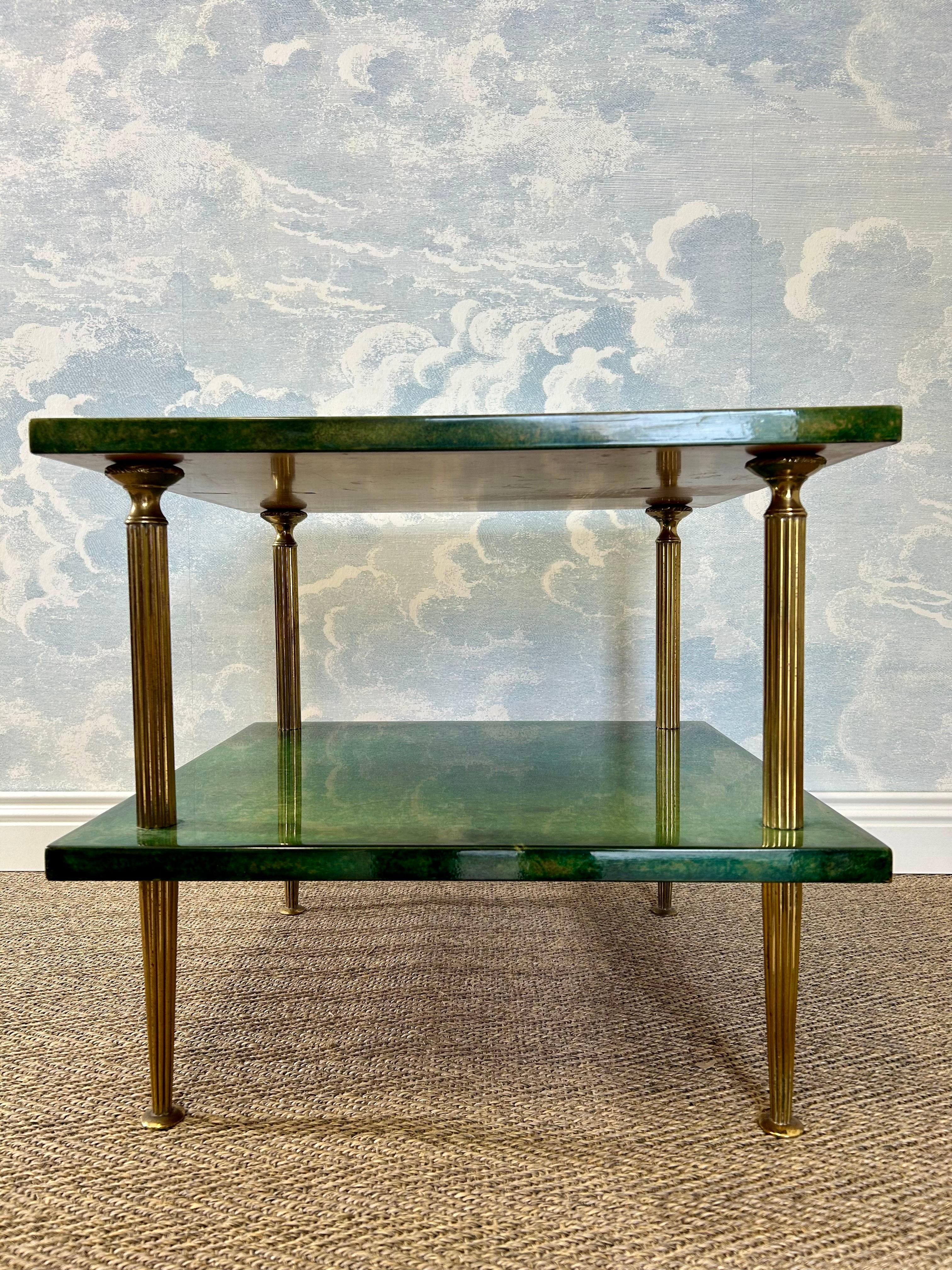 italien Table d'appoint Aldo Tura verte avec colonnes en laiton et deux étagères, Italie, années 1960 en vente