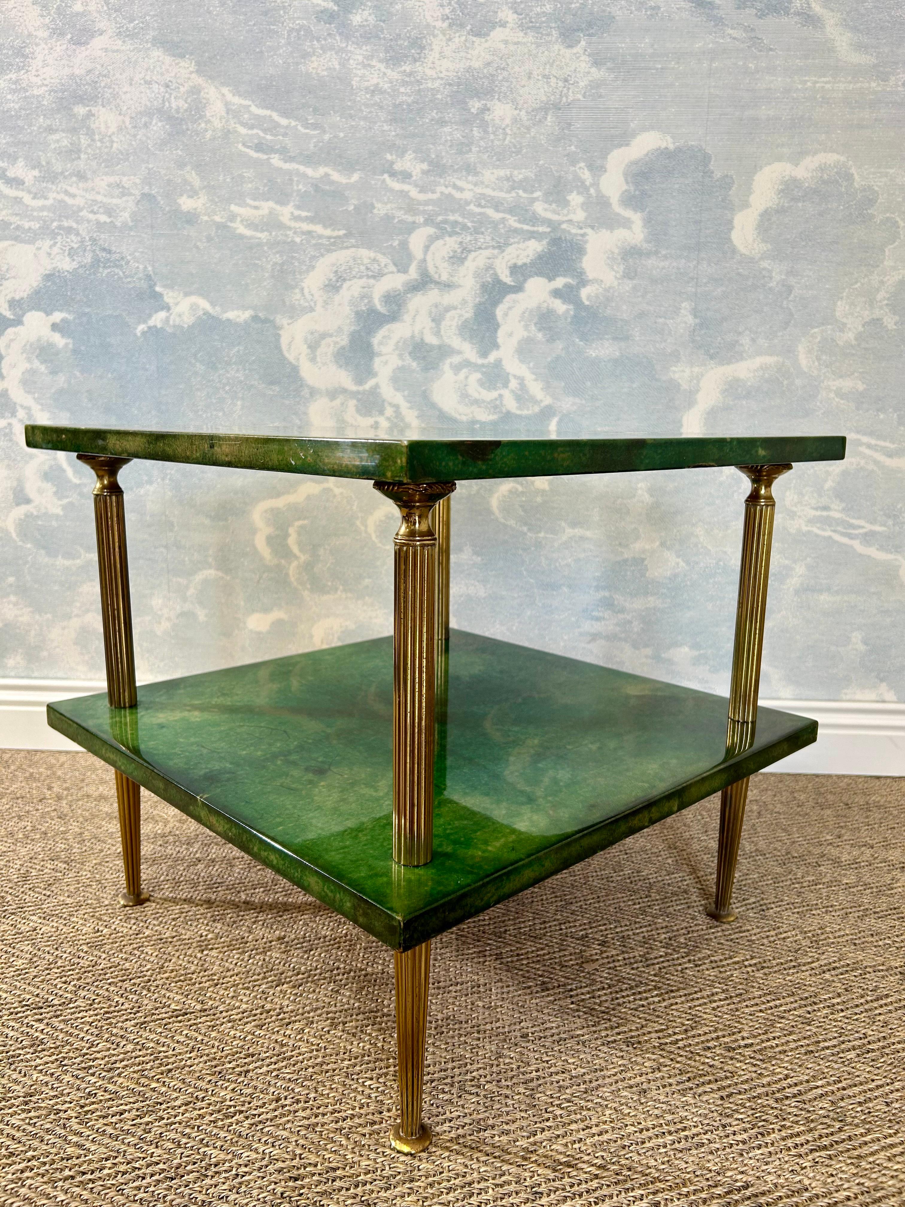 Laqué Table d'appoint Aldo Tura verte avec colonnes en laiton et deux étagères, Italie, années 1960 en vente