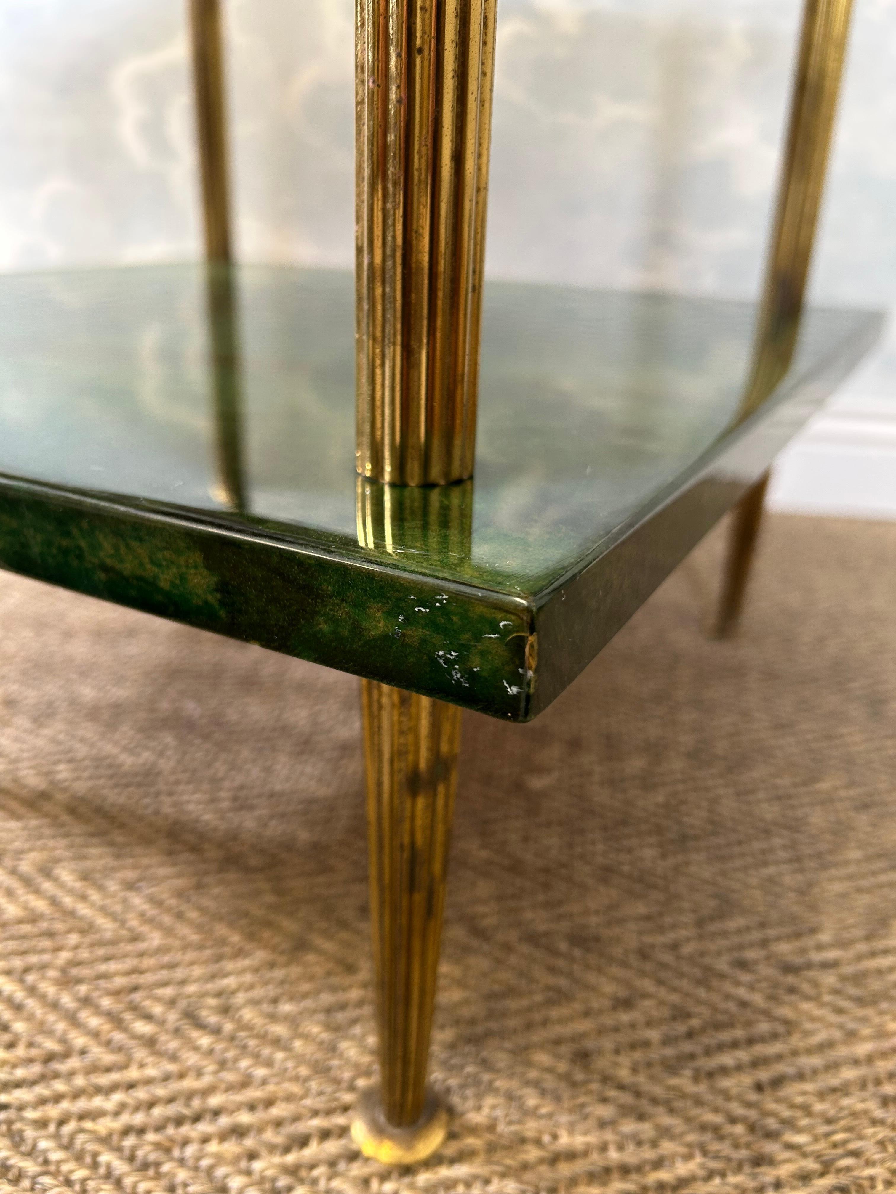 Table d'appoint Aldo Tura verte avec colonnes en laiton et deux étagères, Italie, années 1960 Bon état - En vente à Cork, IE