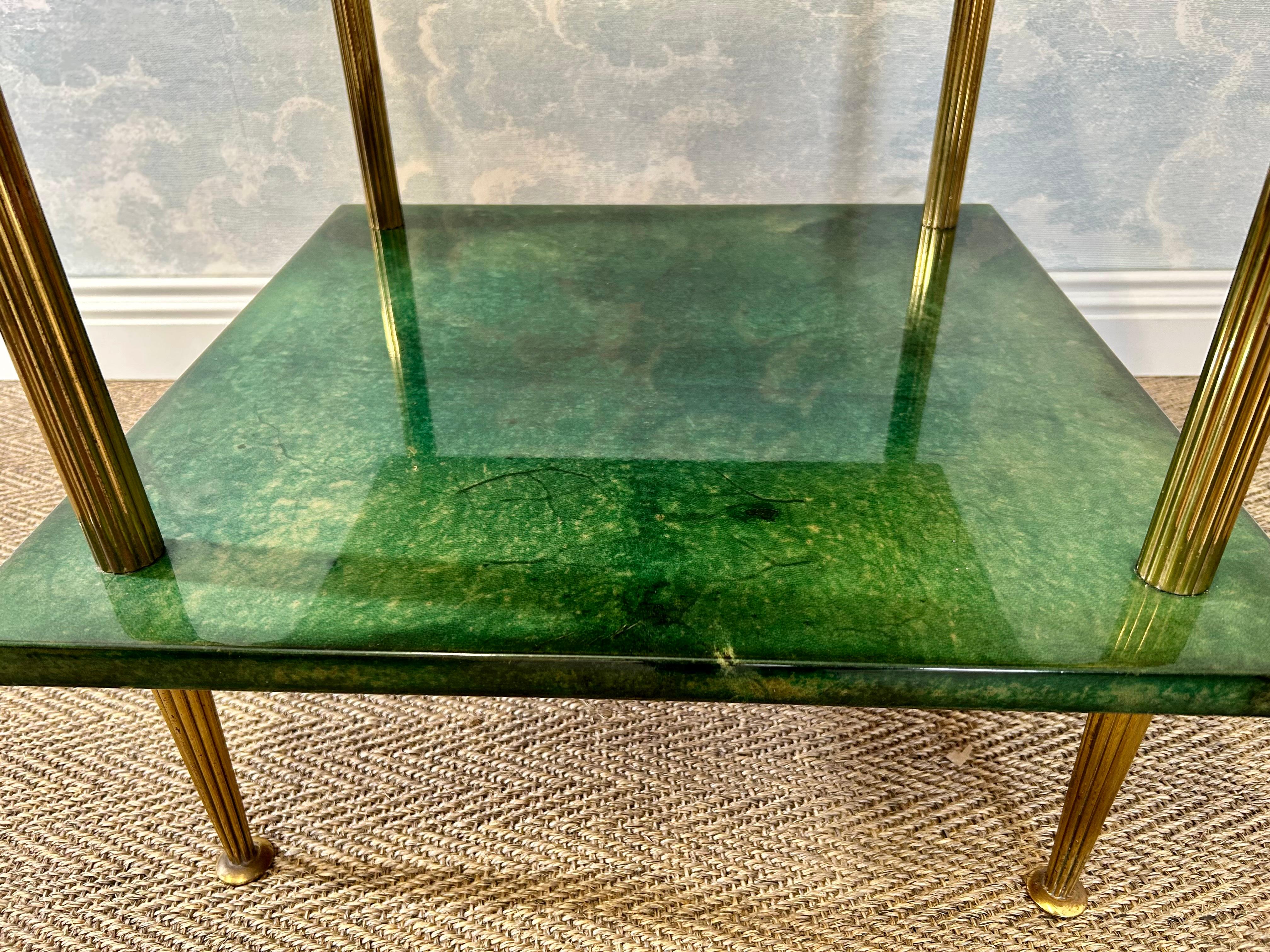 Milieu du XXe siècle Table d'appoint Aldo Tura verte avec colonnes en laiton et deux étagères, Italie, années 1960 en vente