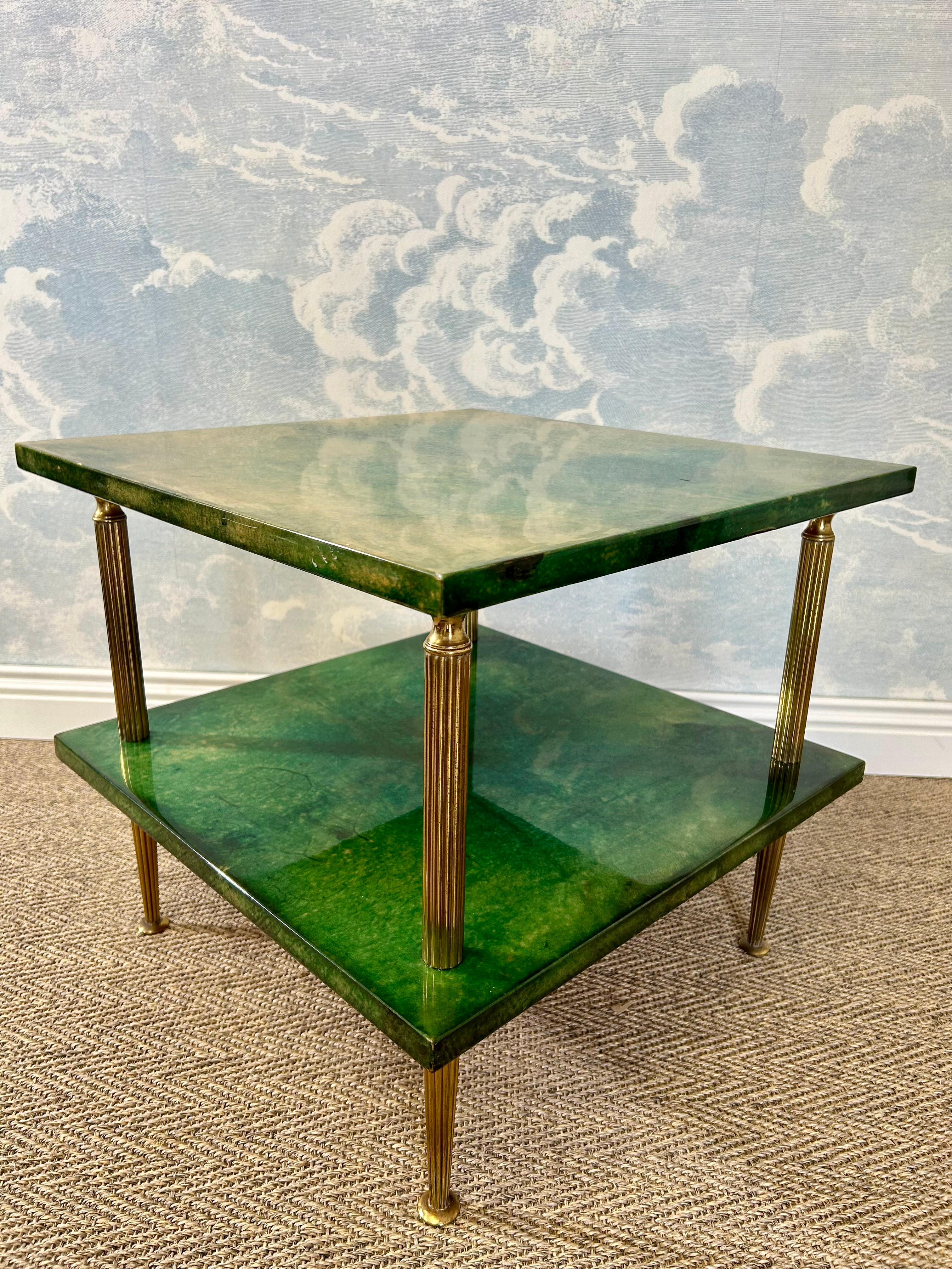 Laiton Table d'appoint Aldo Tura verte avec colonnes en laiton et deux étagères, Italie, années 1960 en vente