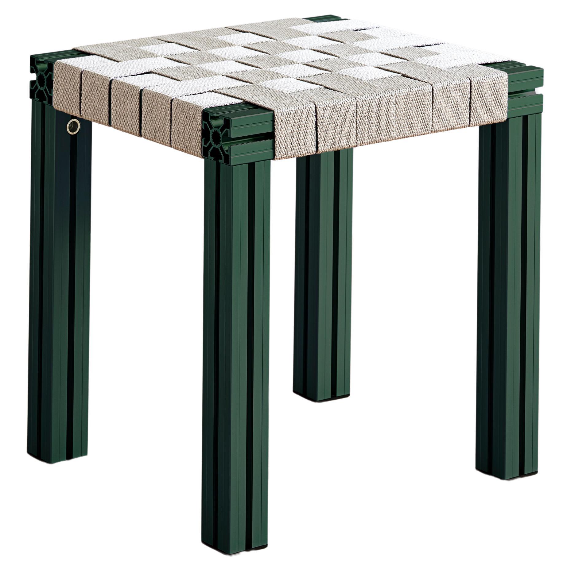 Tabouret en aluminium vert avec assise à sangles évasées de la collection Anodised Wicker